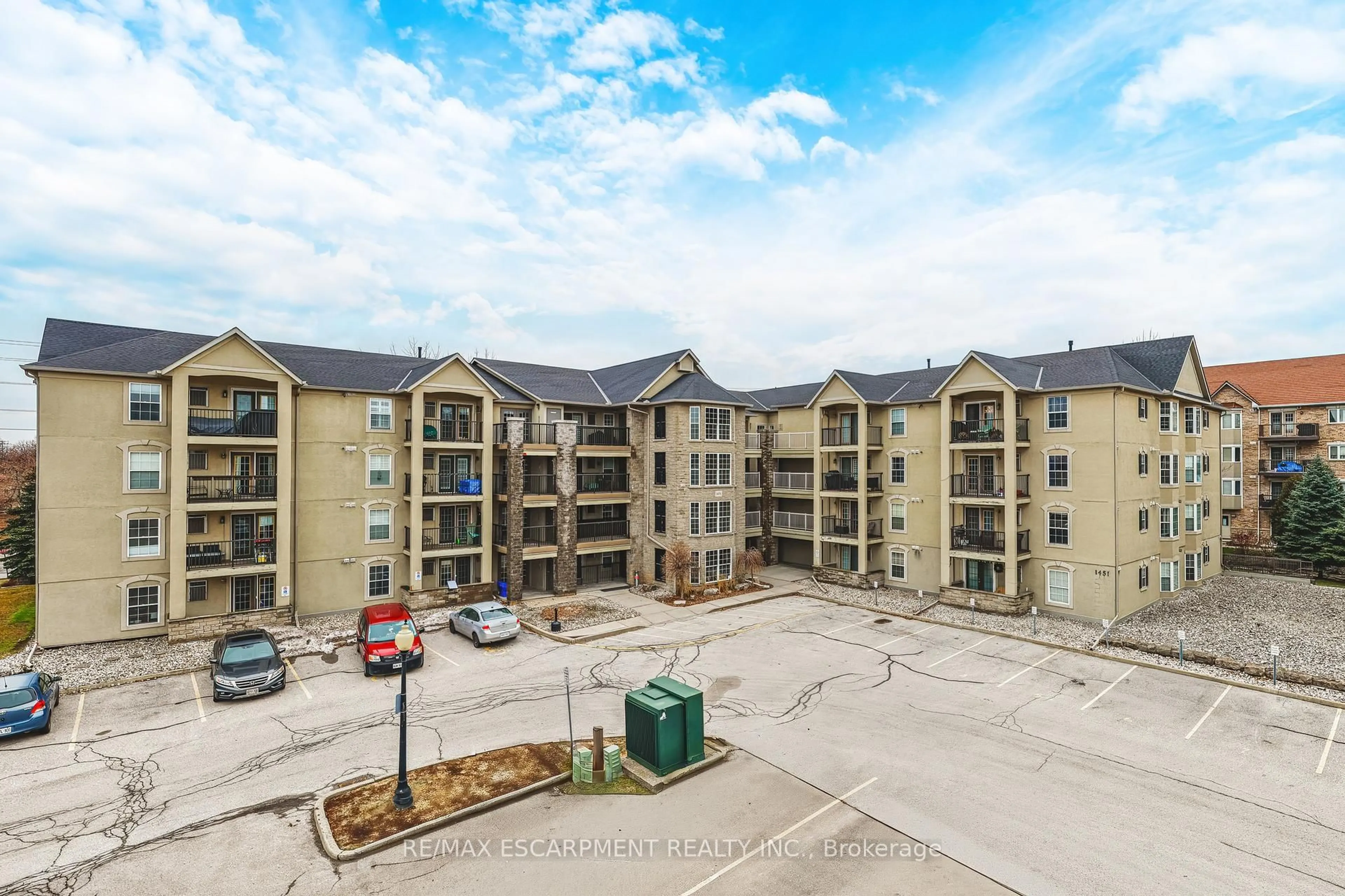 A pic from outside/outdoor area/front of a property/back of a property/a pic from drone, building for 1451 Walkers Line #313, Burlington Ontario L7M 4P1