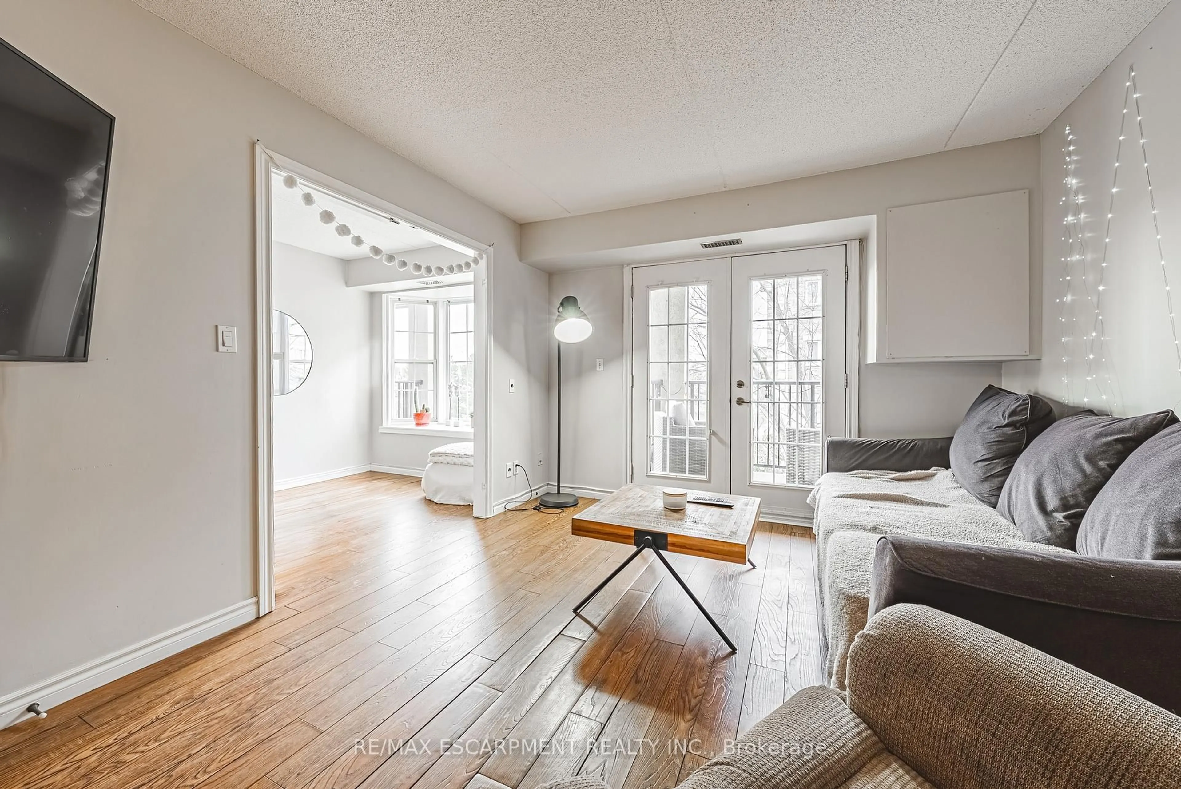 Living room with furniture, unknown for 1451 Walkers Line #313, Burlington Ontario L7M 4P1