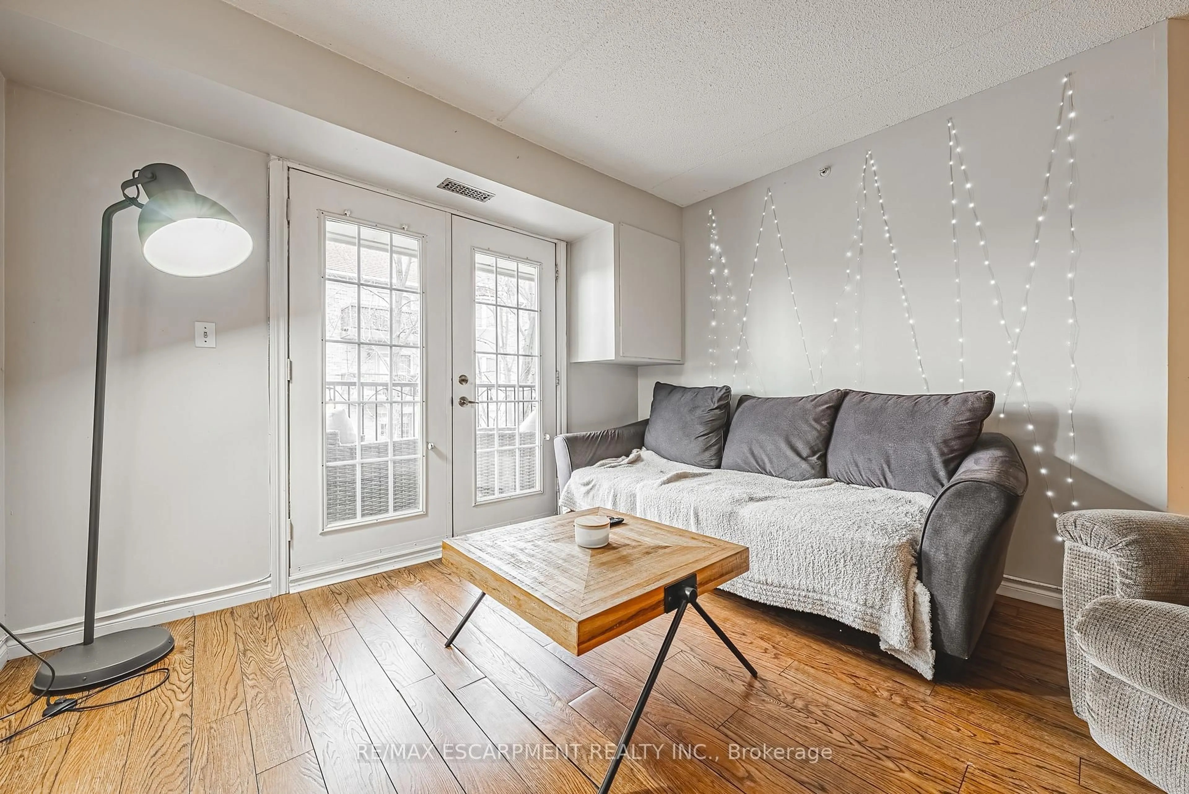 Living room with furniture, wood/laminate floor for 1451 Walkers Line #313, Burlington Ontario L7M 4P1