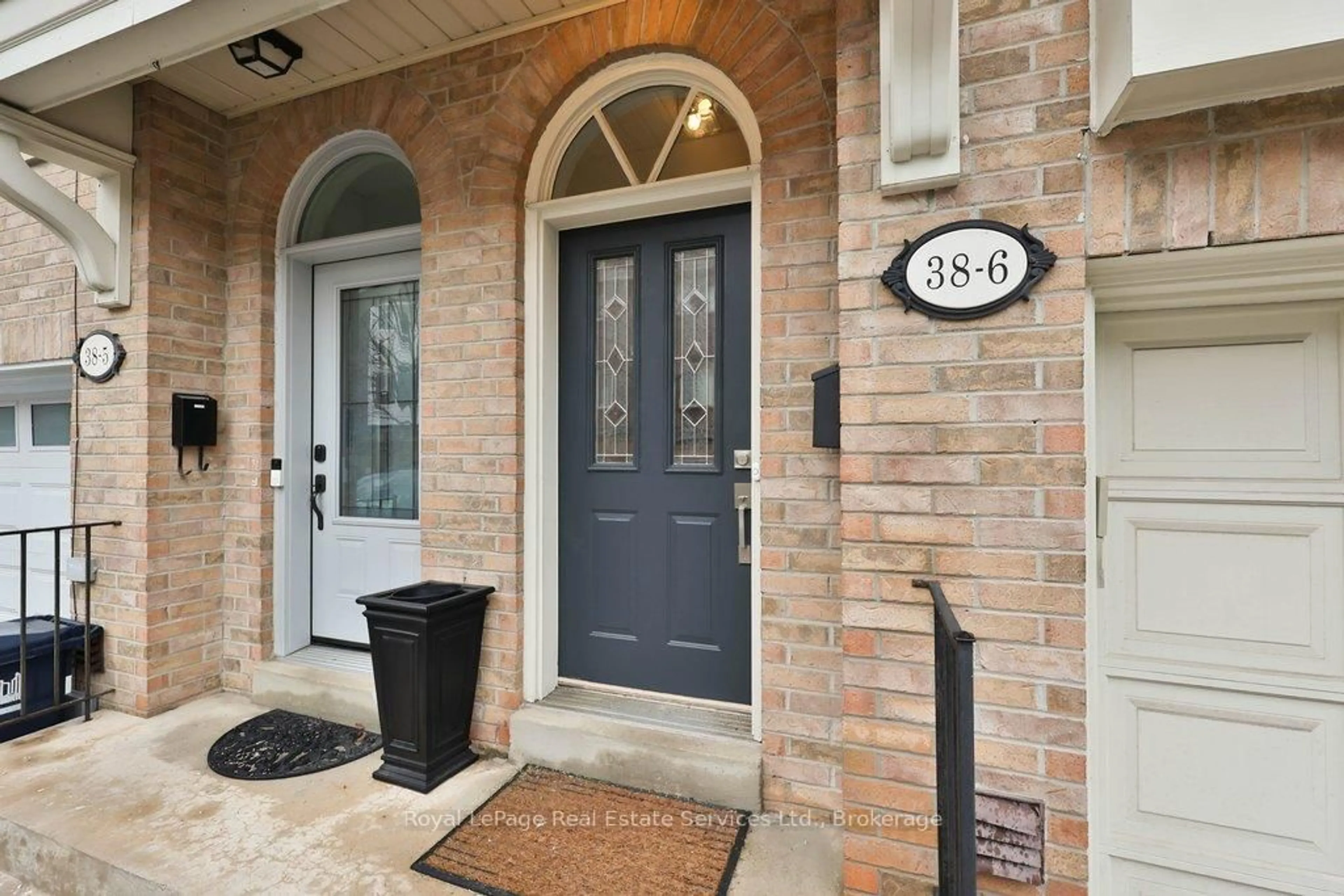 Indoor entryway for 38 Mendota Rd #6, Toronto Ontario M8Y 1E8