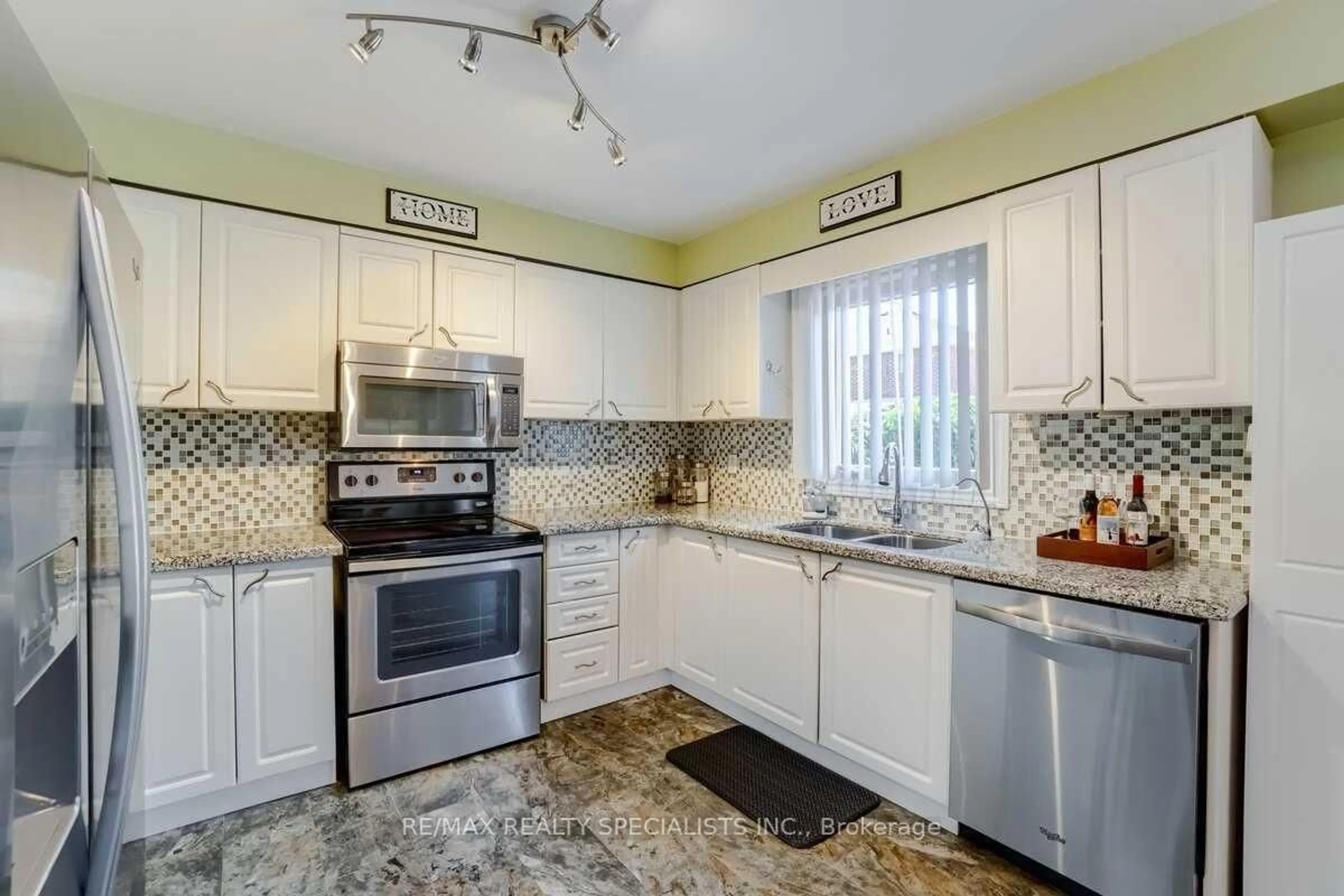 Standard kitchen, ceramic/tile floor for 41 Jay St, Brampton Ontario L6Z 3V6