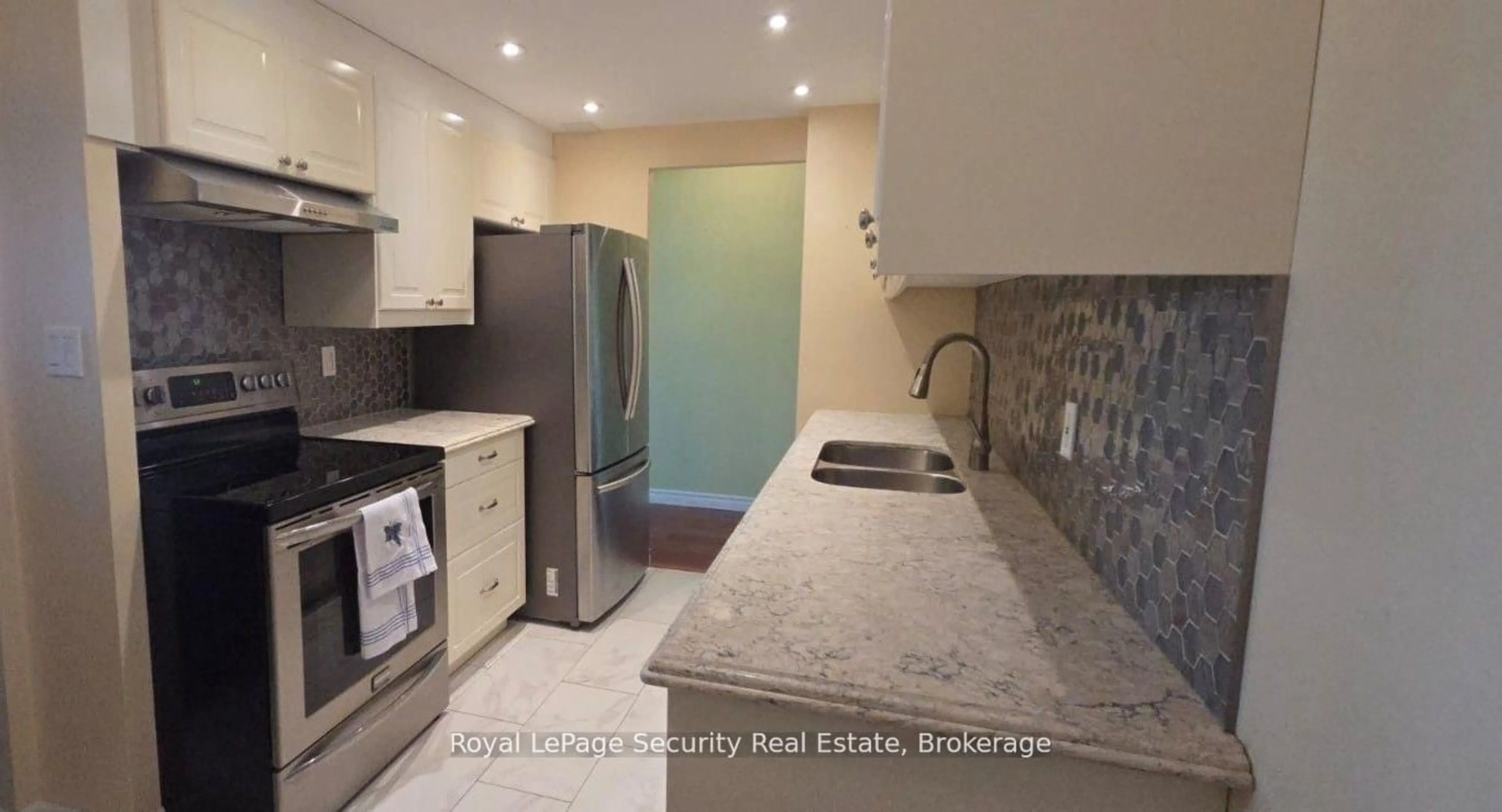 Standard kitchen, ceramic/tile floor for 2556 Argyle Rd #805, Mississauga Ontario L5B 2H6