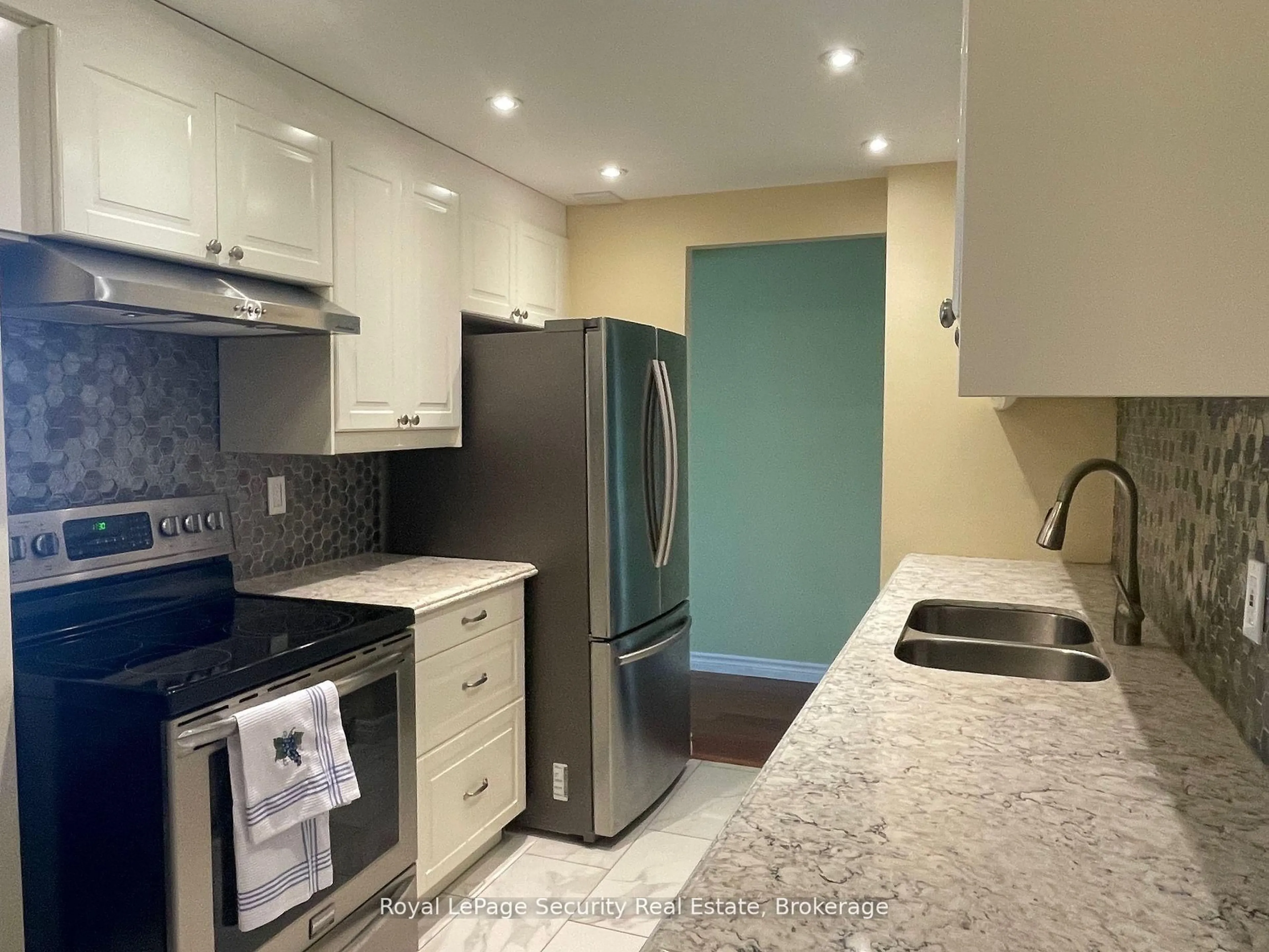 Standard kitchen, unknown for 2556 Argyle Rd #805, Mississauga Ontario L5B 2H6