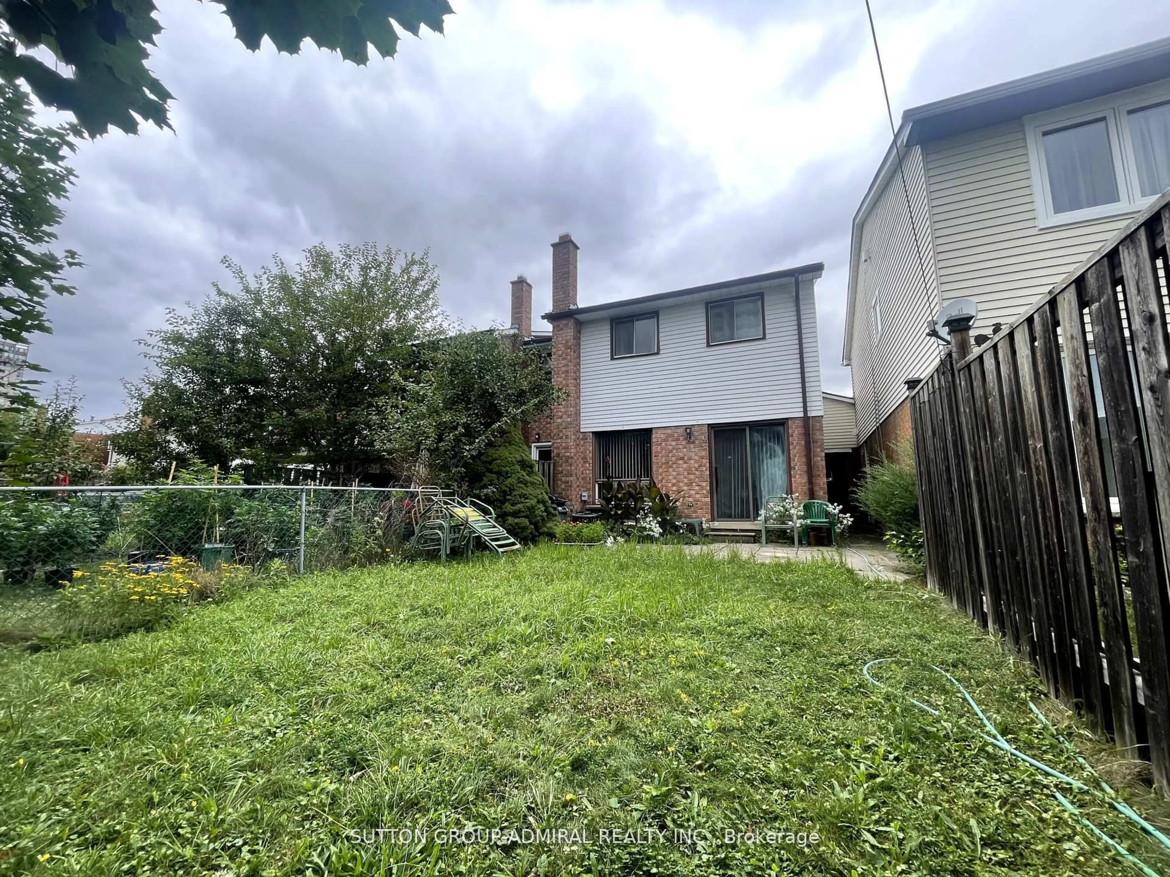 A pic from outside/outdoor area/front of a property/back of a property/a pic from drone, street for 3980 Bishopstoke Lane, Mississauga Ontario L4Z 1J2