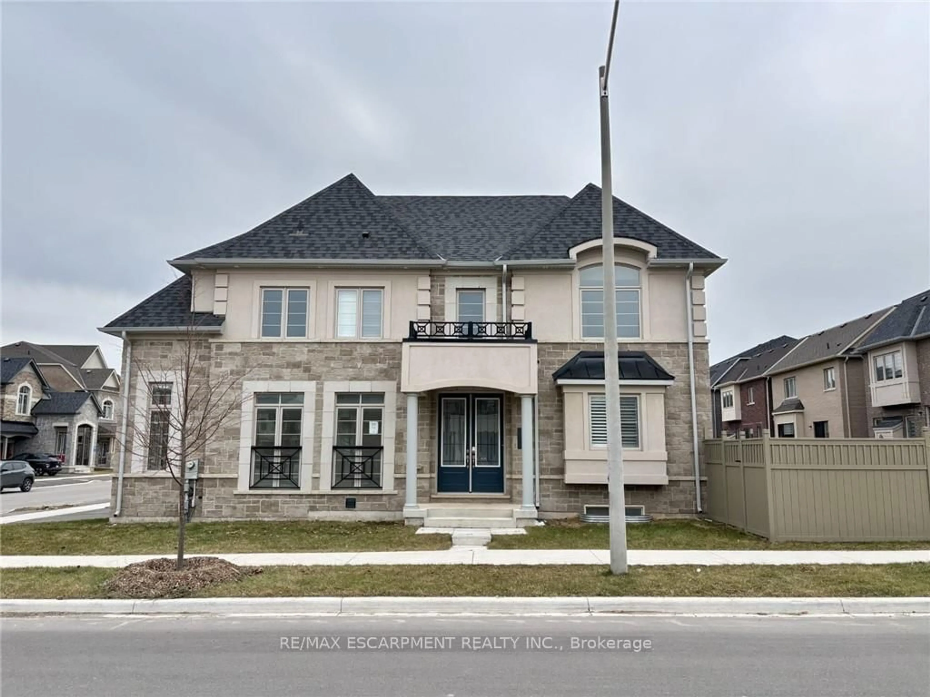 Home with brick exterior material, street for 3923 Koenig Rd, Burlington Ontario L7M 0Z8