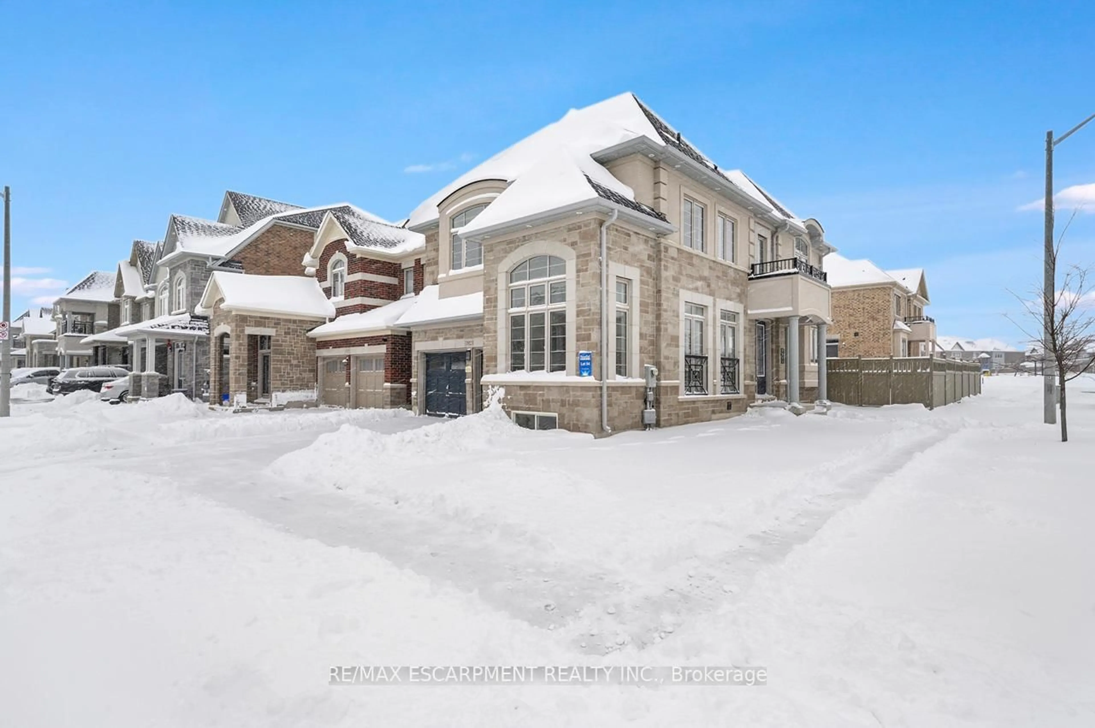 A pic from outside/outdoor area/front of a property/back of a property/a pic from drone, street for 3923 Koenig Rd, Burlington Ontario L7M 0Z8