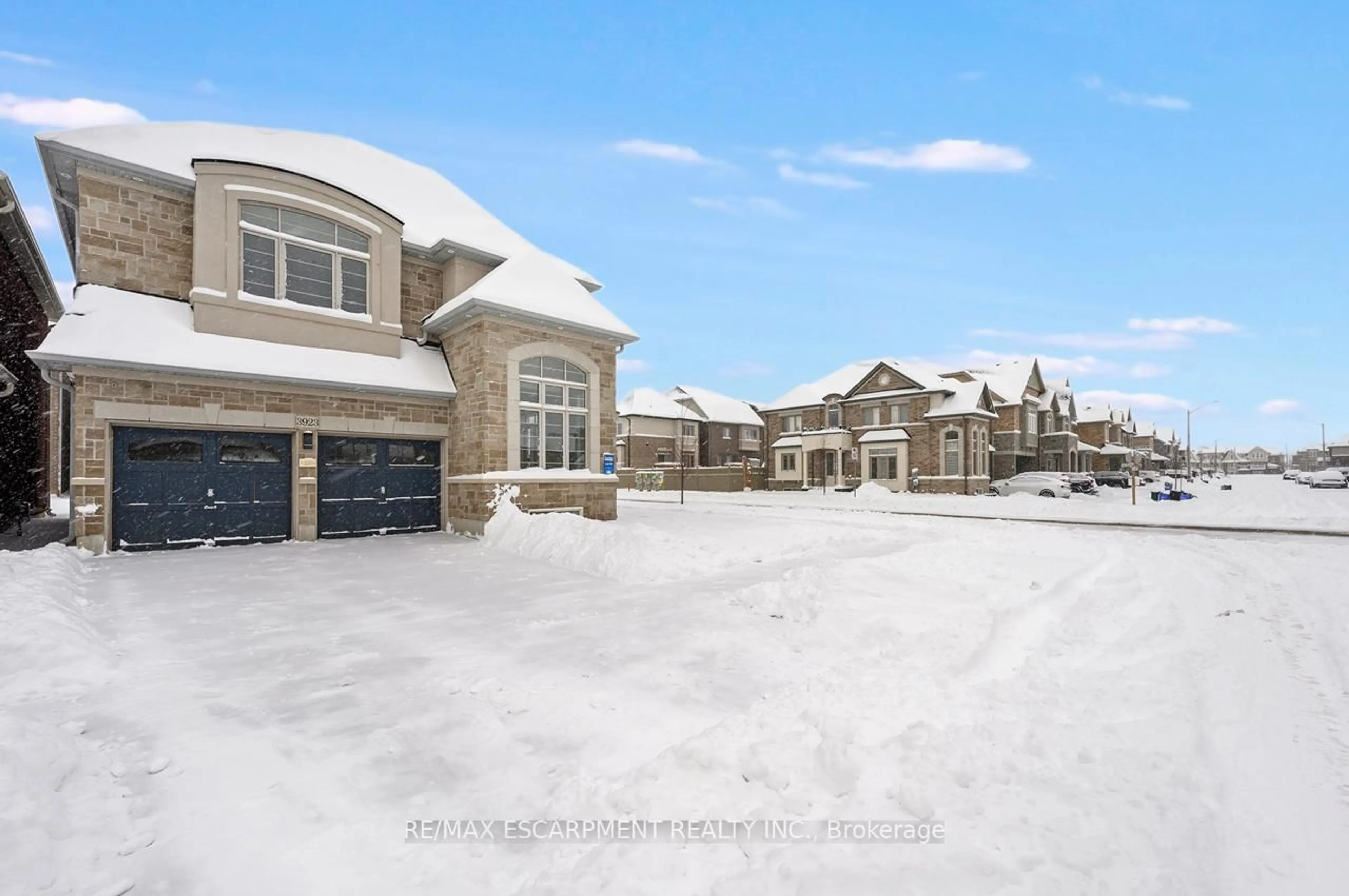 A pic from outside/outdoor area/front of a property/back of a property/a pic from drone, street for 3923 Koenig Rd, Burlington Ontario L7M 0Z8