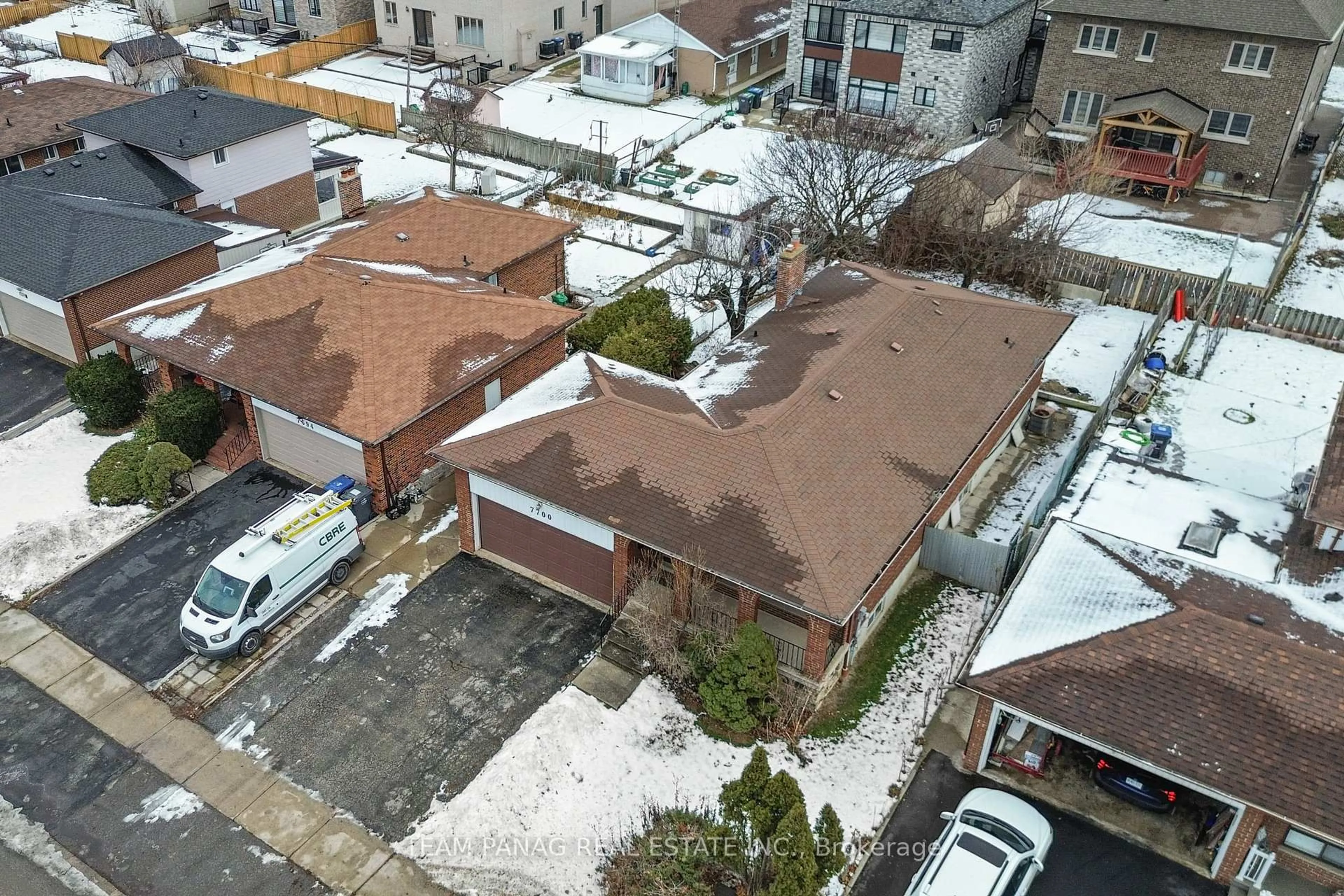 A pic from outside/outdoor area/front of a property/back of a property/a pic from drone, street for 7700 Netherwood Rd, Mississauga Ontario L4T 2P1