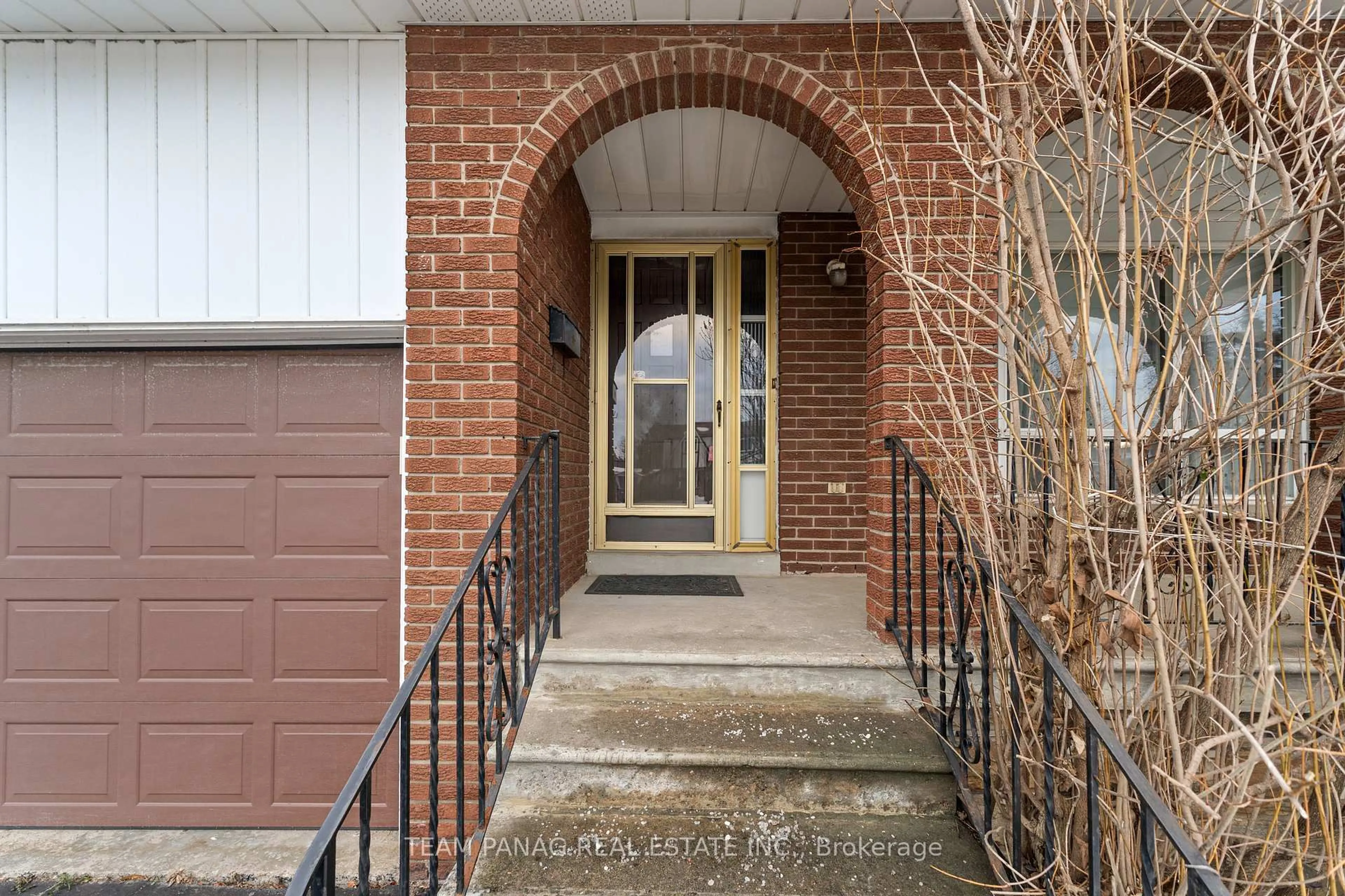 Indoor entryway for 7700 Netherwood Rd, Mississauga Ontario L4T 2P1