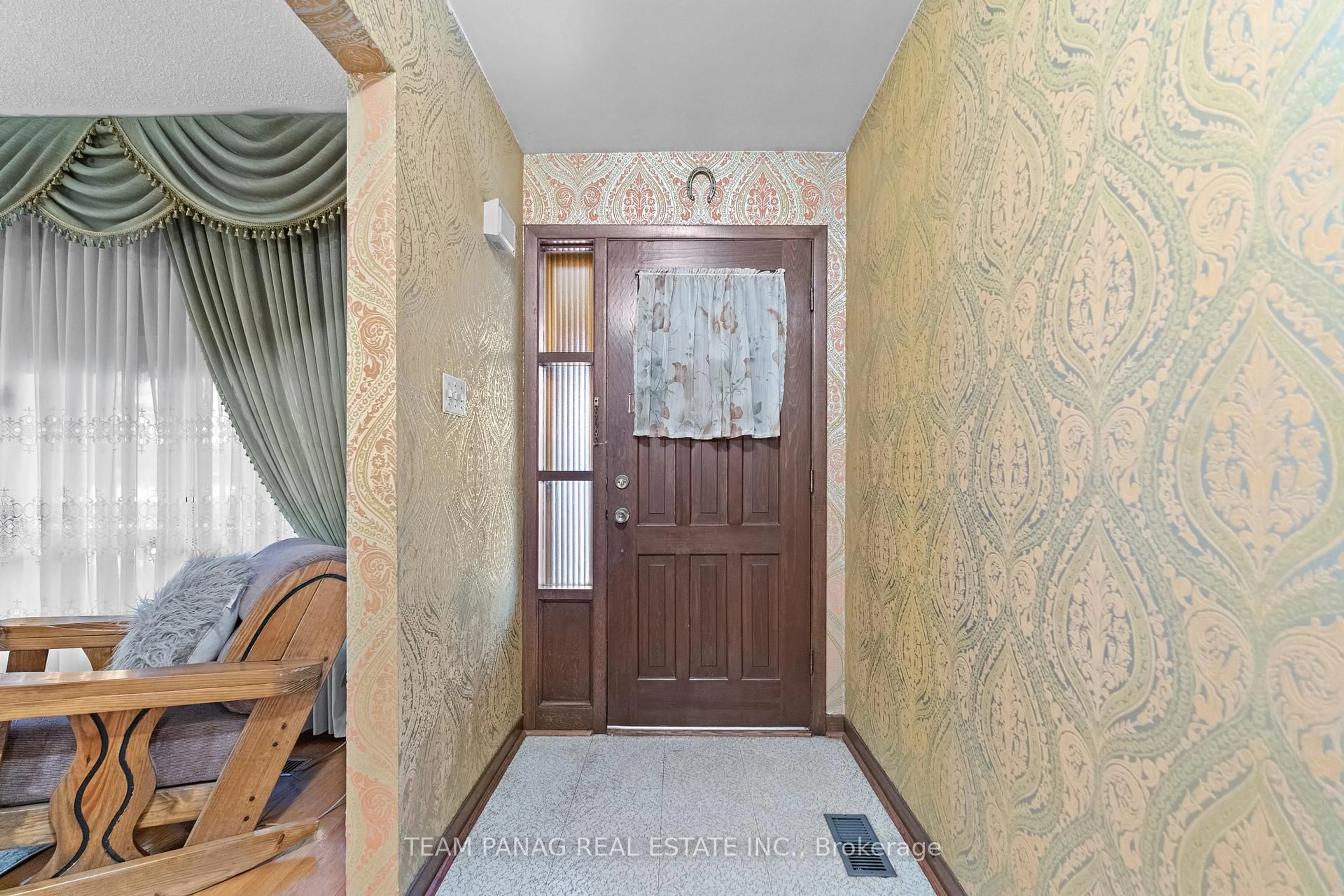 Indoor entryway for 7700 Netherwood Rd, Mississauga Ontario L4T 2P1