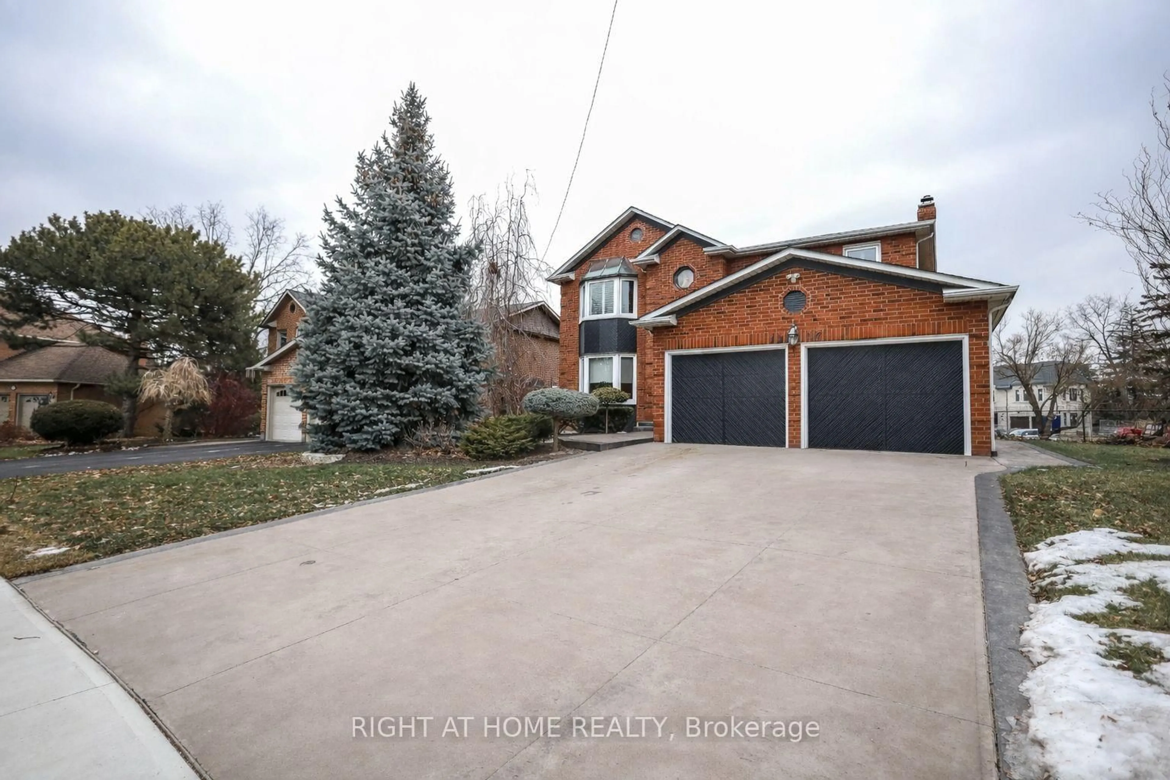 A pic from outside/outdoor area/front of a property/back of a property/a pic from drone, street for 1827 Folkway Dr, Mississauga Ontario L5L 2X1