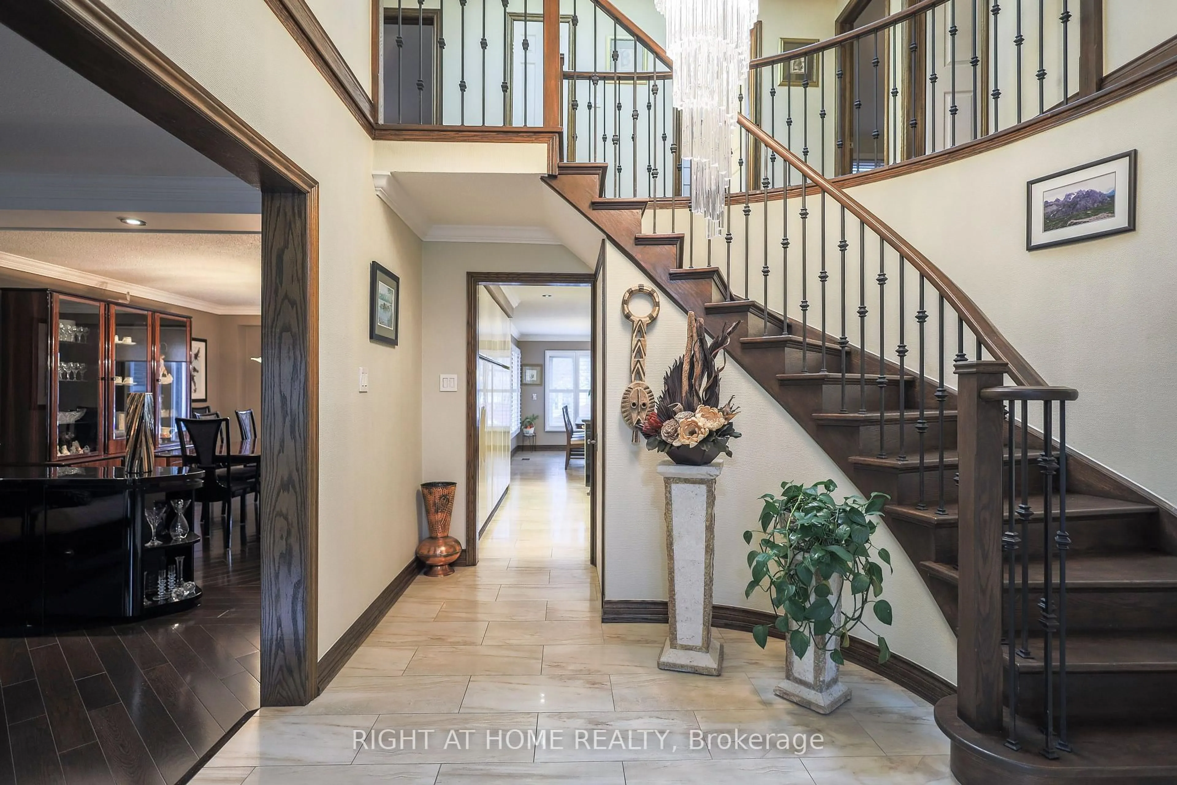 Indoor foyer for 1827 Folkway Dr, Mississauga Ontario L5L 2X1