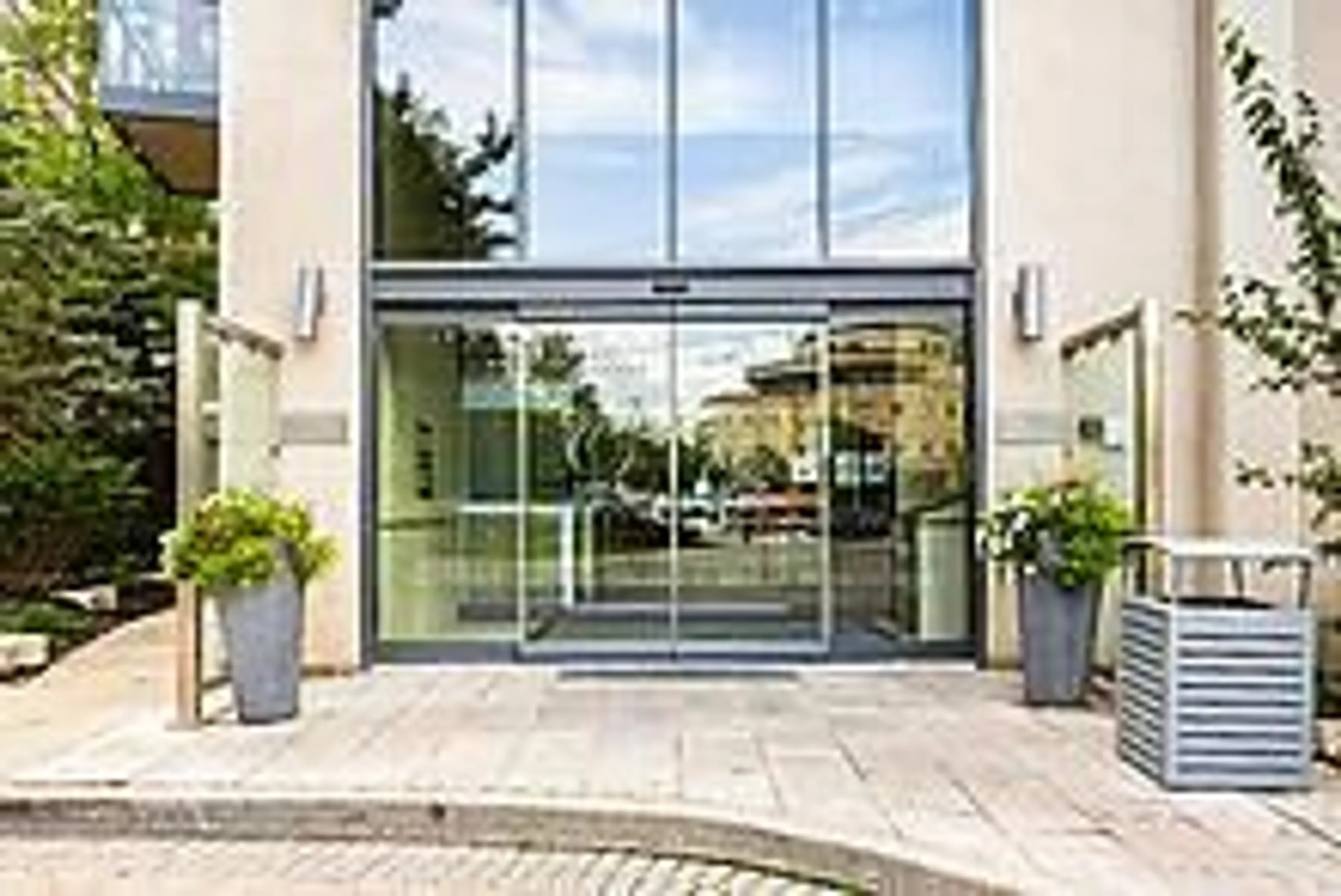 Indoor foyer for 330 Burnhamthorpe Rd #804, Mississauga Ontario L5R 1B8