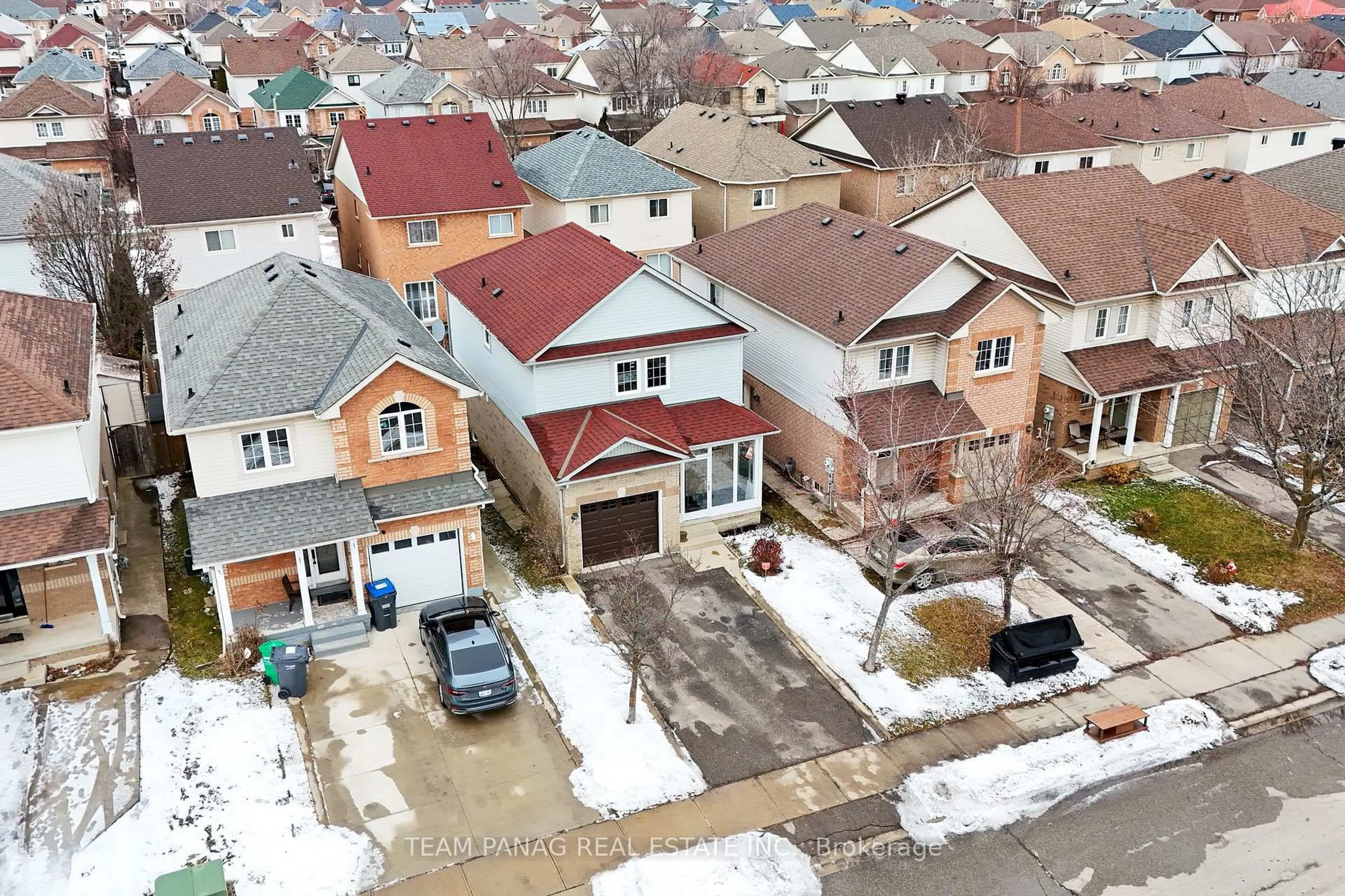A pic from outside/outdoor area/front of a property/back of a property/a pic from drone, street for 28 Oakmeadow Dr, Brampton Ontario L7A 2M2
