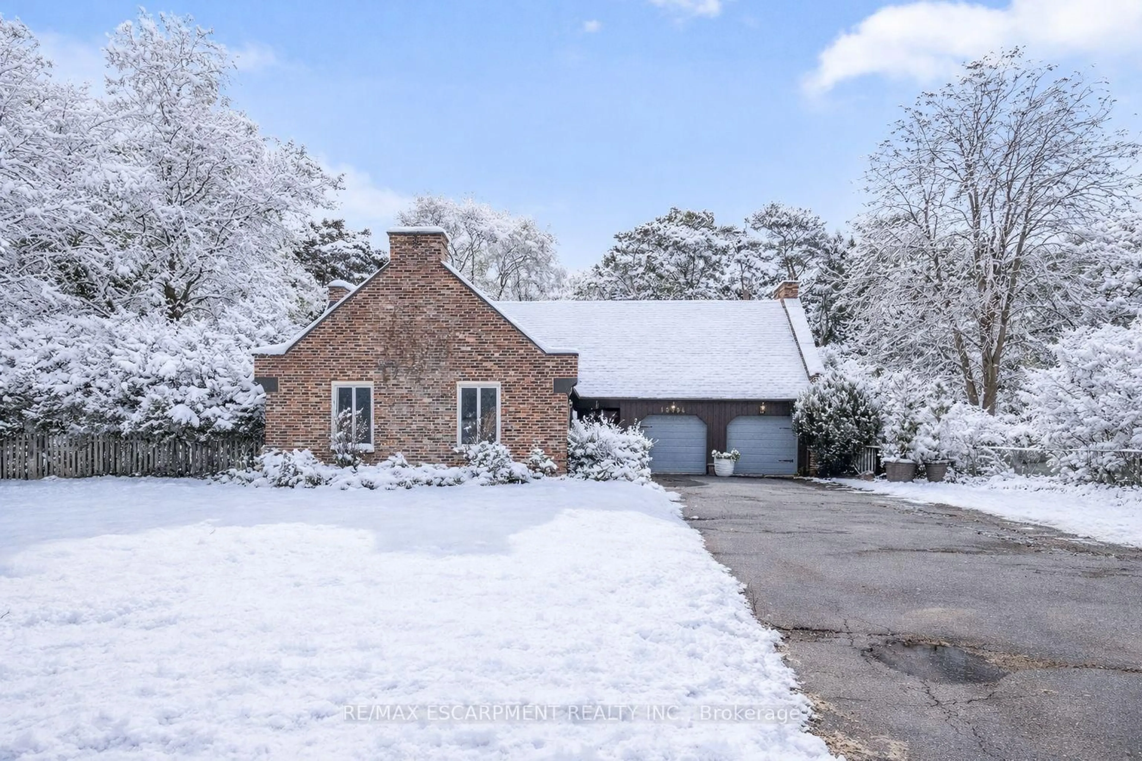 A pic from outside/outdoor area/front of a property/back of a property/a pic from drone, street for 1294 GATEHOUSE Dr, Mississauga Ontario L5H 1A5