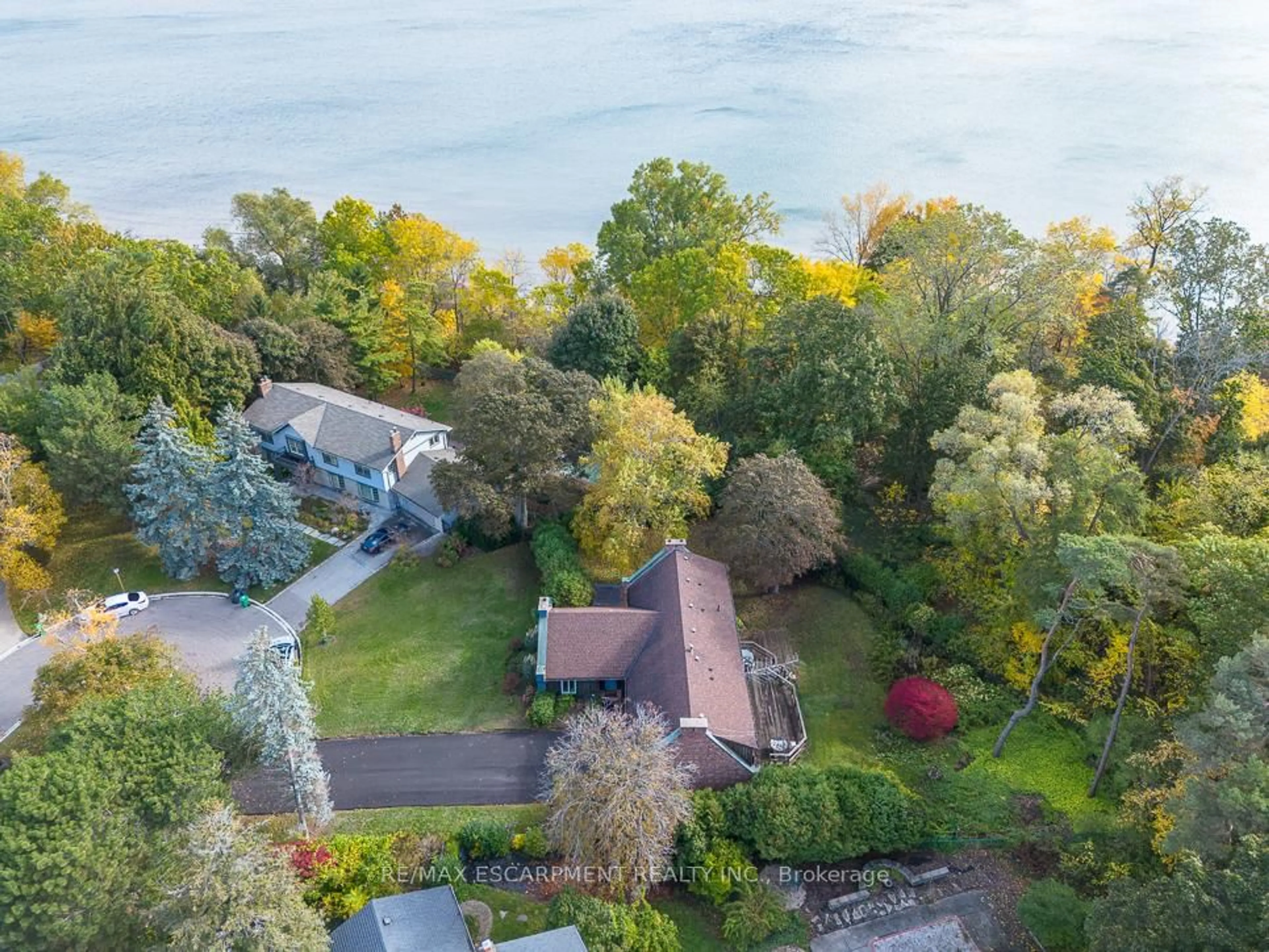 A pic from outside/outdoor area/front of a property/back of a property/a pic from drone, water/lake/river/ocean view for 1294 GATEHOUSE Dr, Mississauga Ontario L5H 1A5