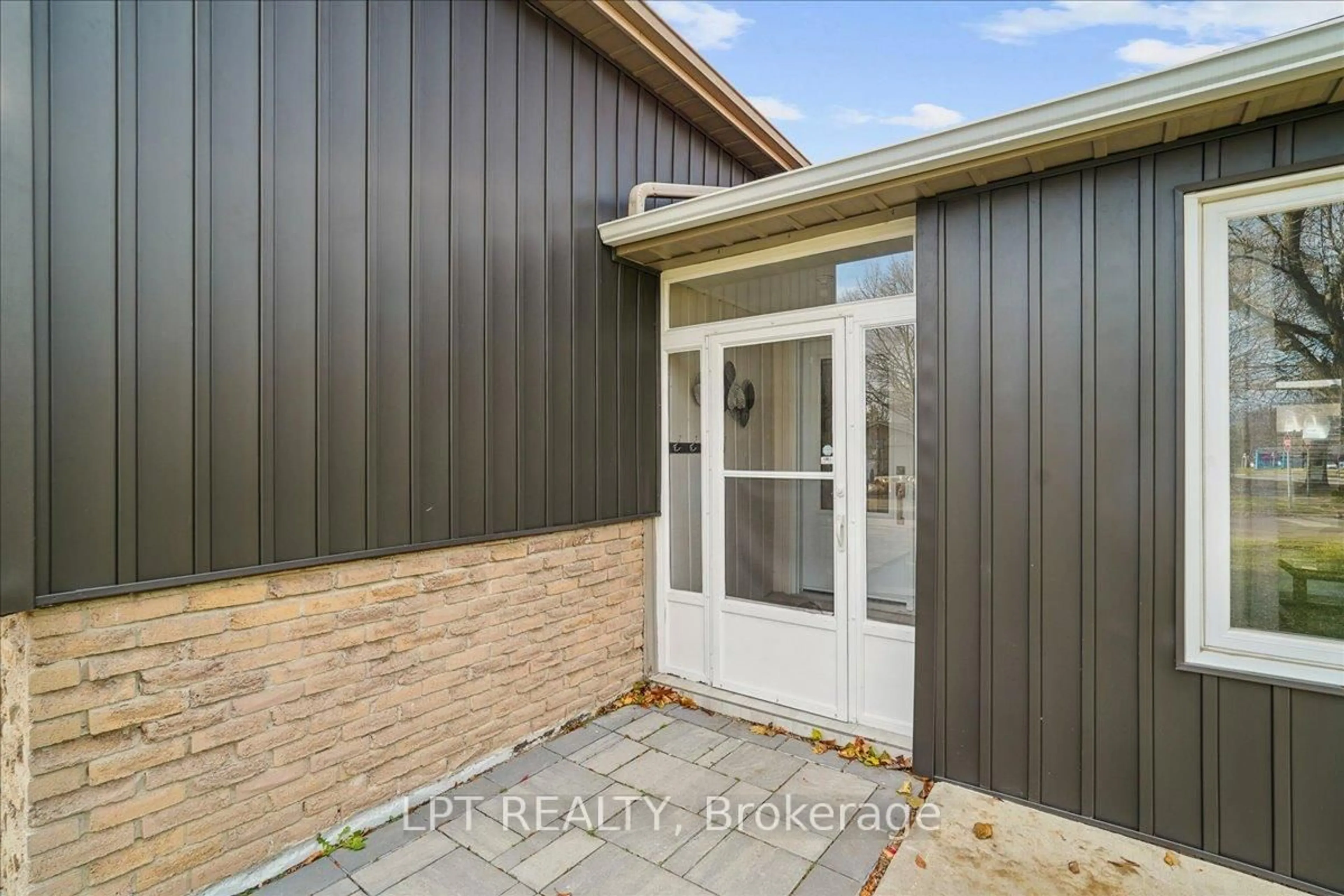 Indoor entryway for 26 Wright Cres, Caledon Ontario L7E 3X9