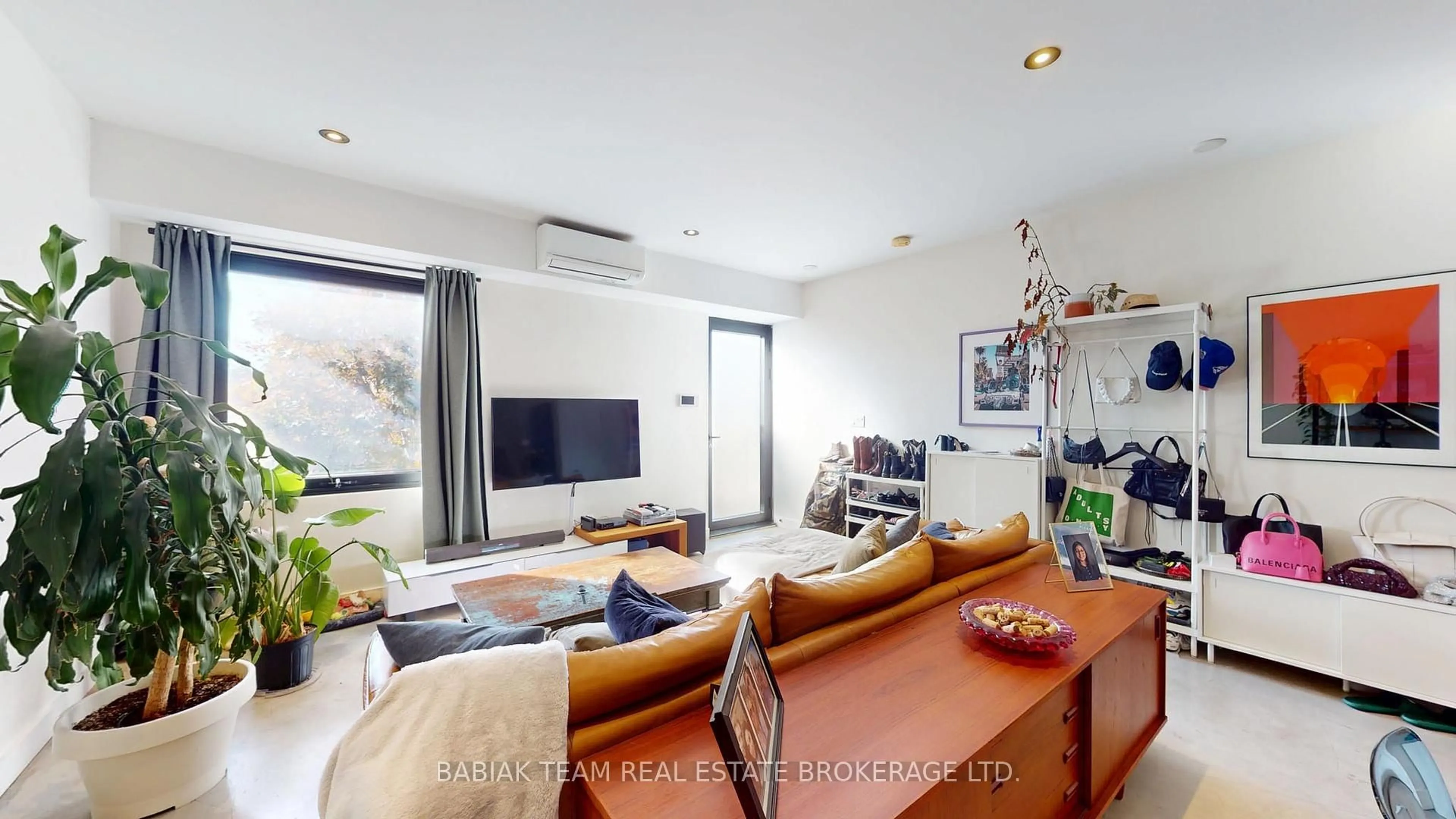 Living room with furniture, unknown for 3212 Dundas St, Toronto Ontario M6P 2A3