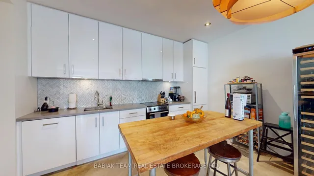 3212 Dundas St, Toronto 5