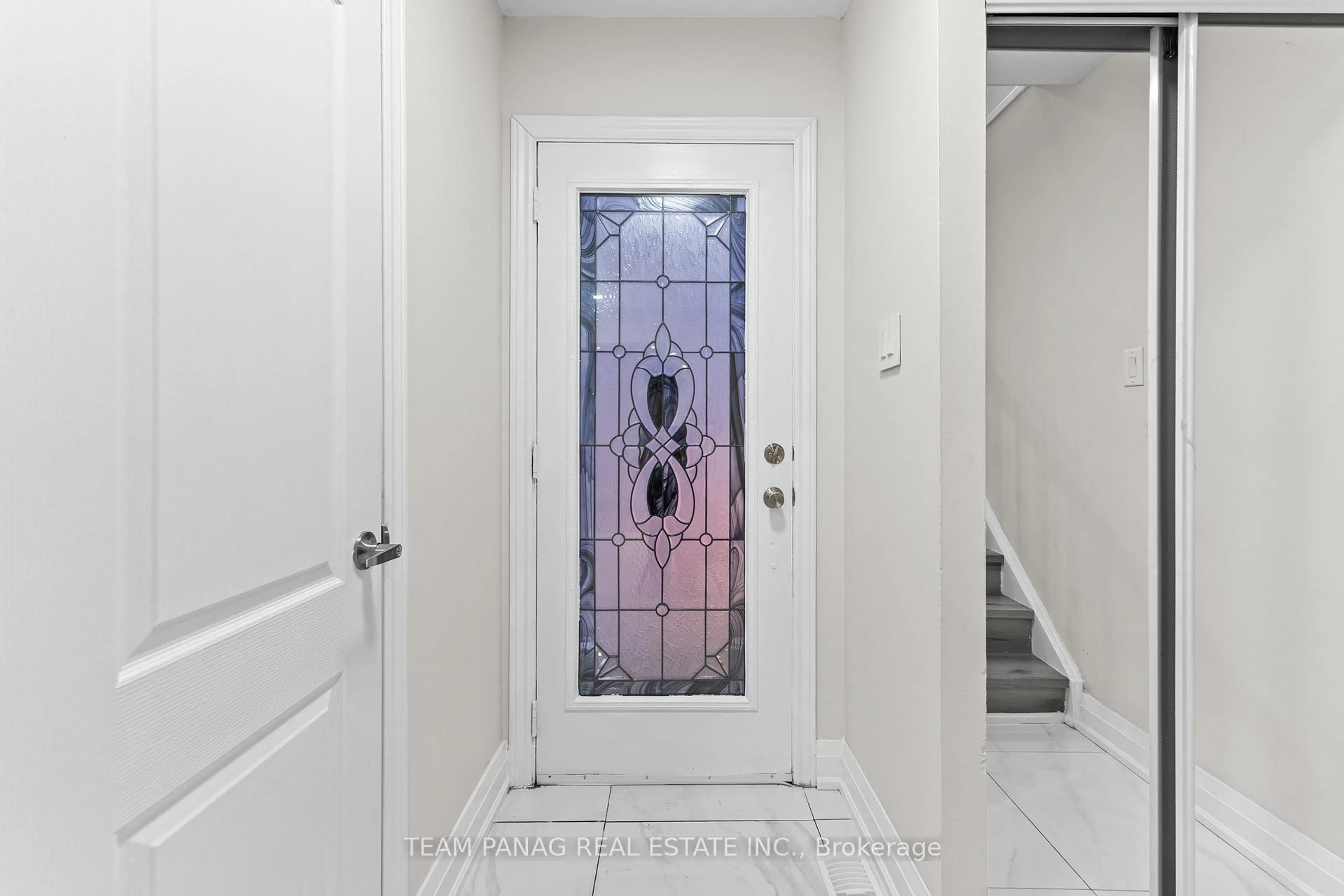 Indoor entryway for 1 Golden Gate Dr, Brampton Ontario L6S 2K5