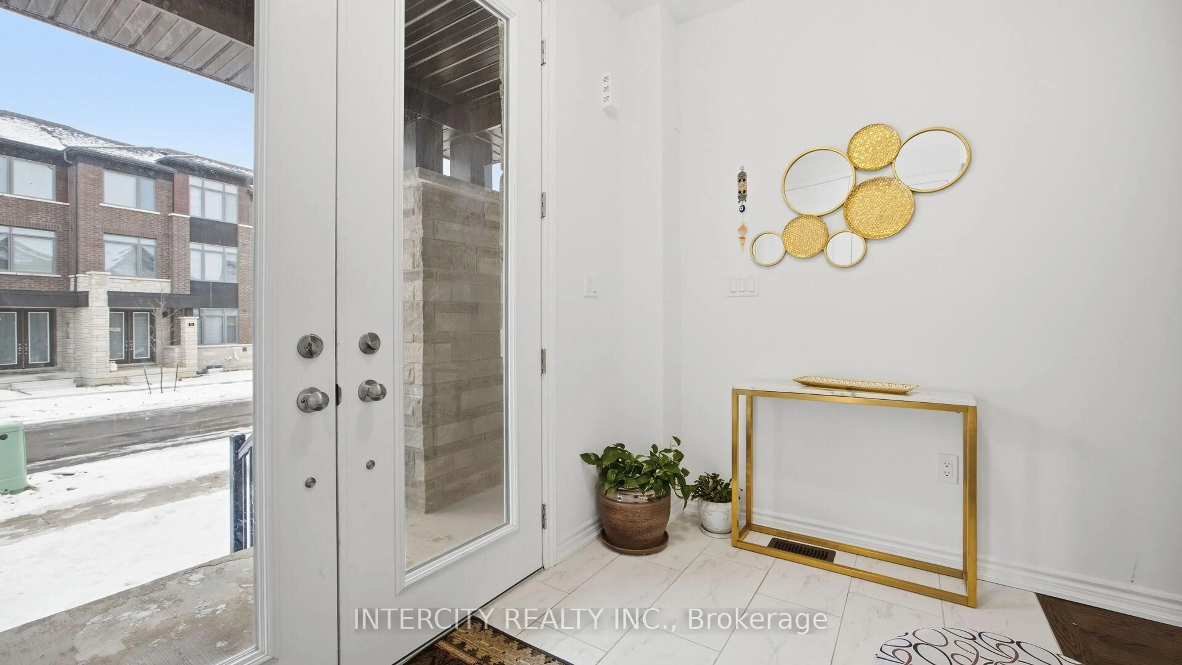 Indoor entryway for 66 Camino Real Dr, Caledon Ontario L7C 4L9