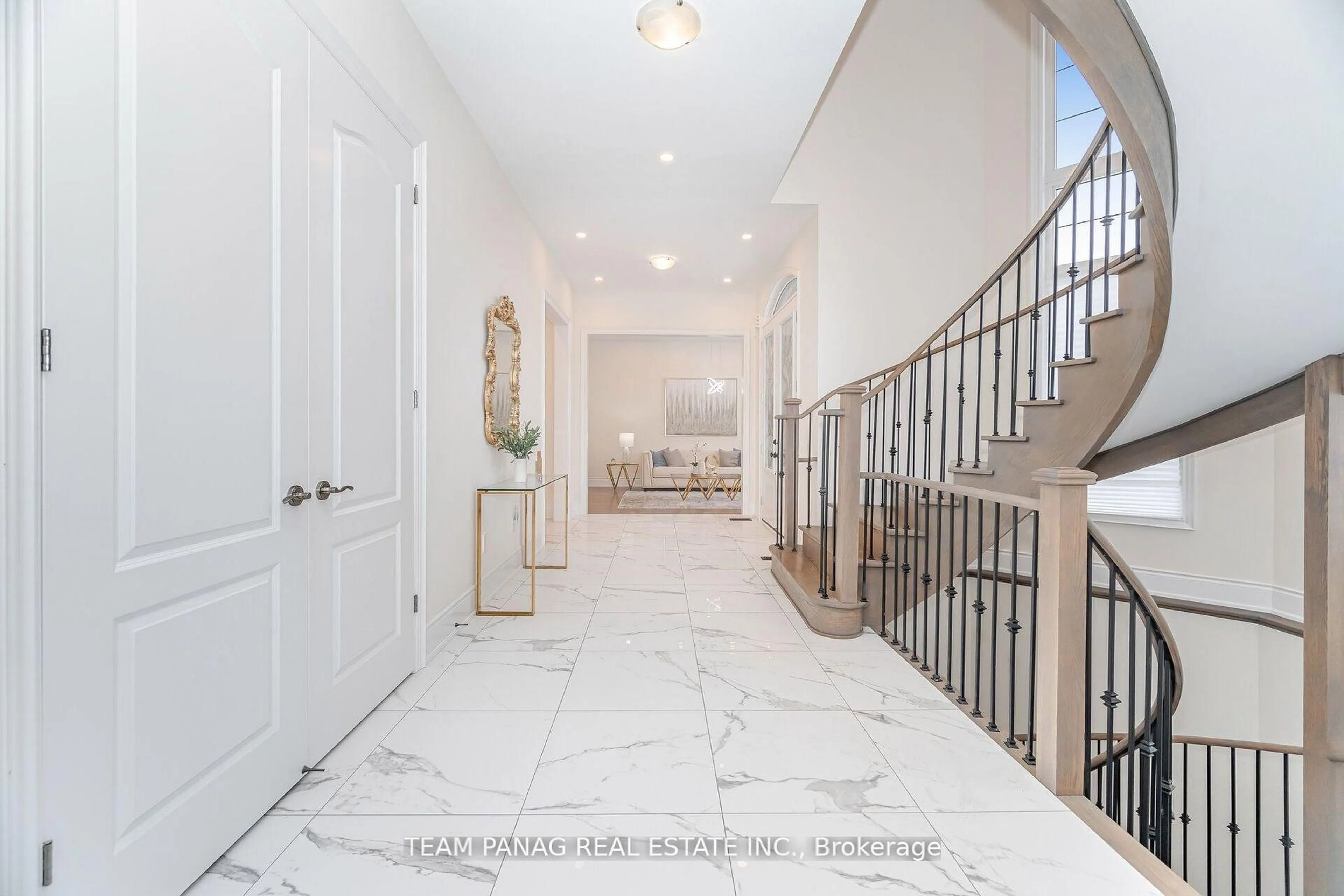 Indoor entryway for 22 Slipstream Crt, Brampton Ontario L6P 4L4