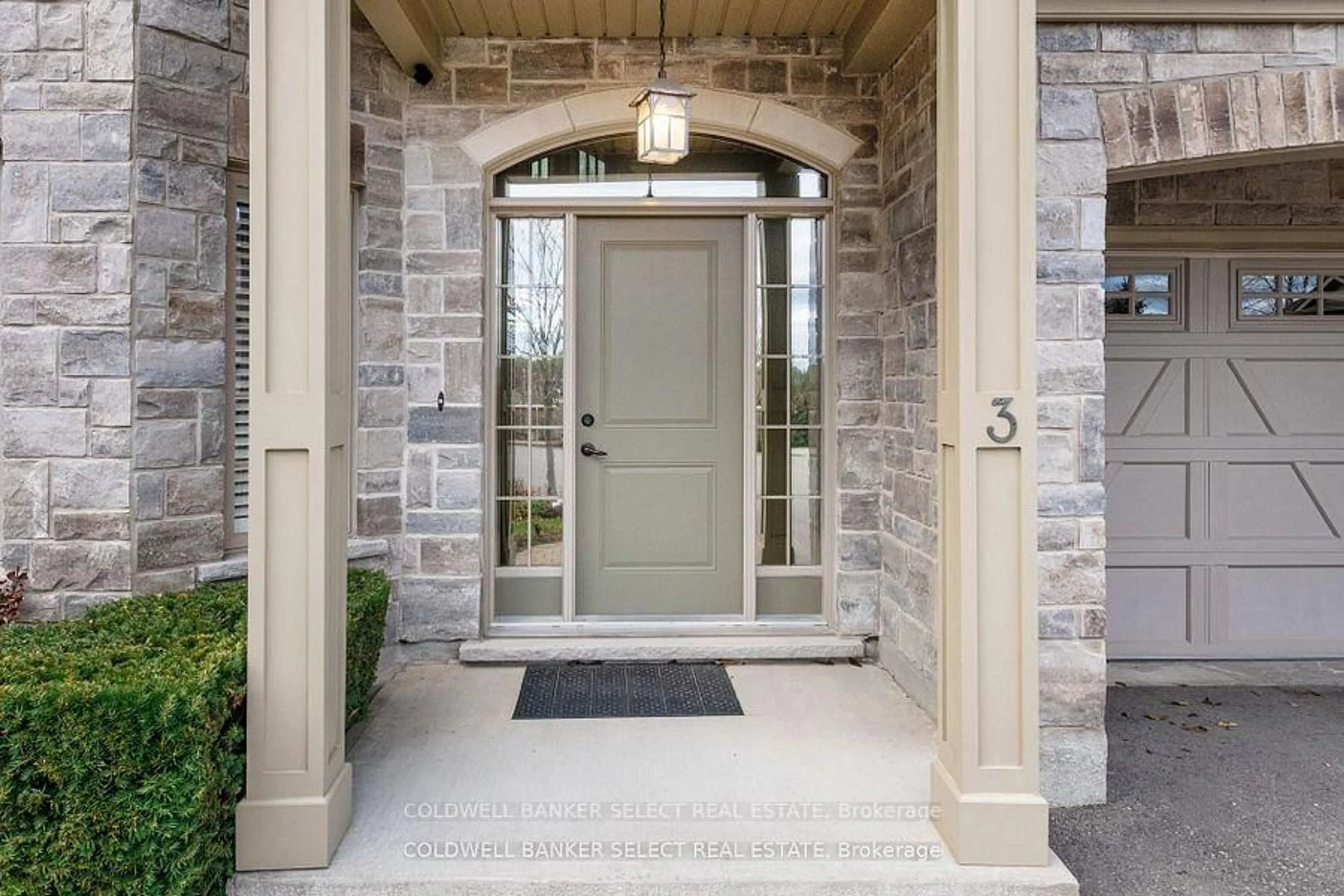 Indoor entryway for 14 Reddington Dr #3, Caledon Ontario L7E 4C3