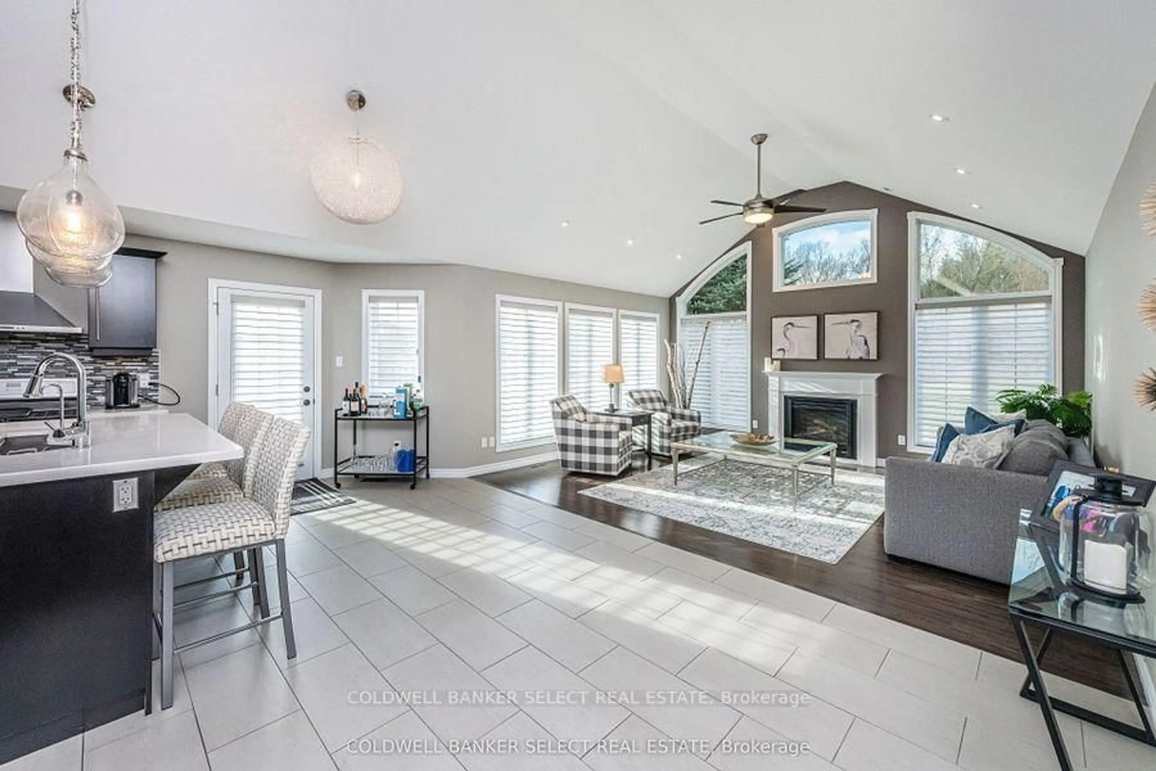 Living room with furniture, ceramic/tile floor for 14 Reddington Dr #3, Caledon Ontario L7E 4C3