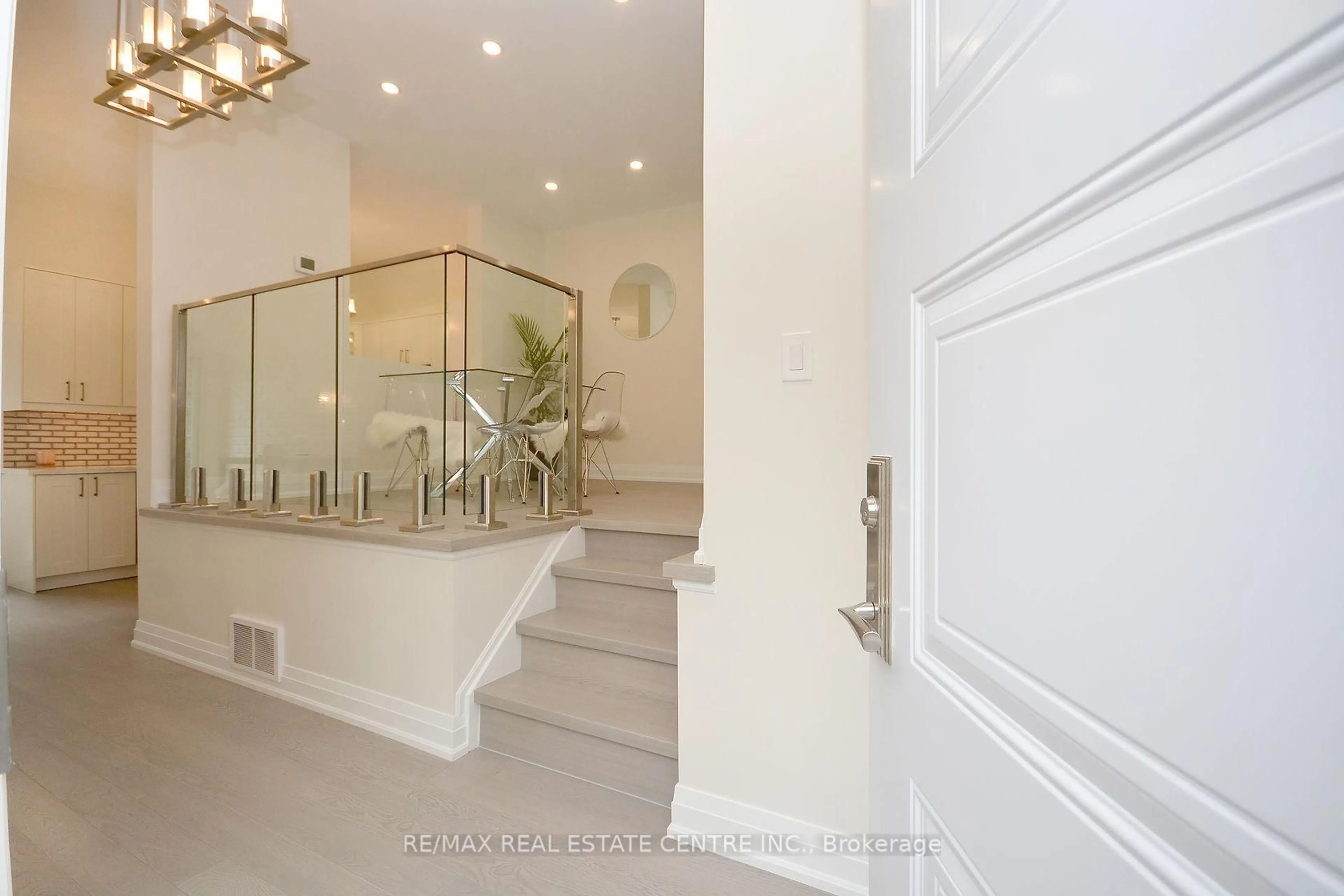 Indoor foyer for 2912 Arvida Circ, Mississauga Ontario L5N 1R5