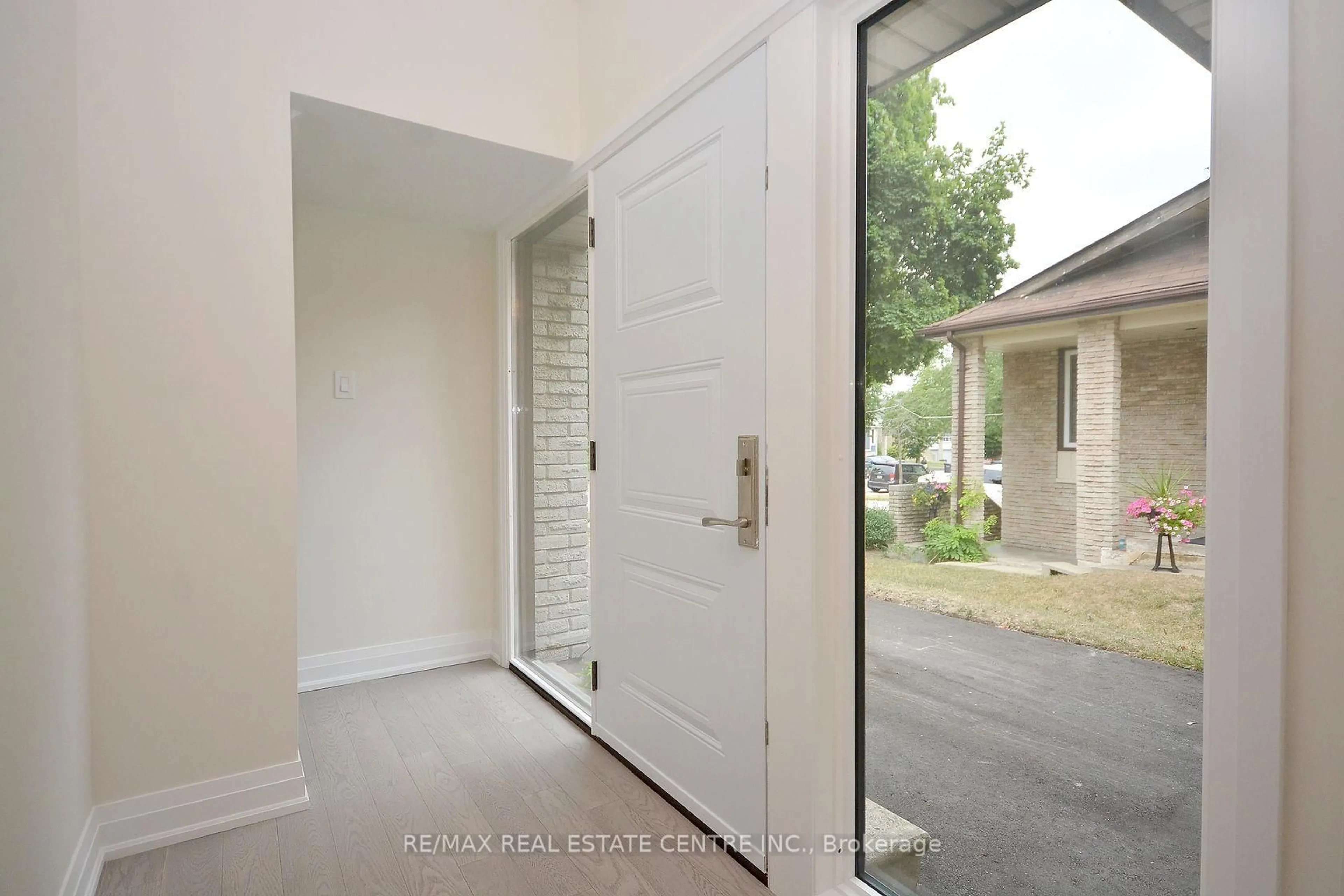 Indoor entryway for 2912 Arvida Circ, Mississauga Ontario L5N 1R5