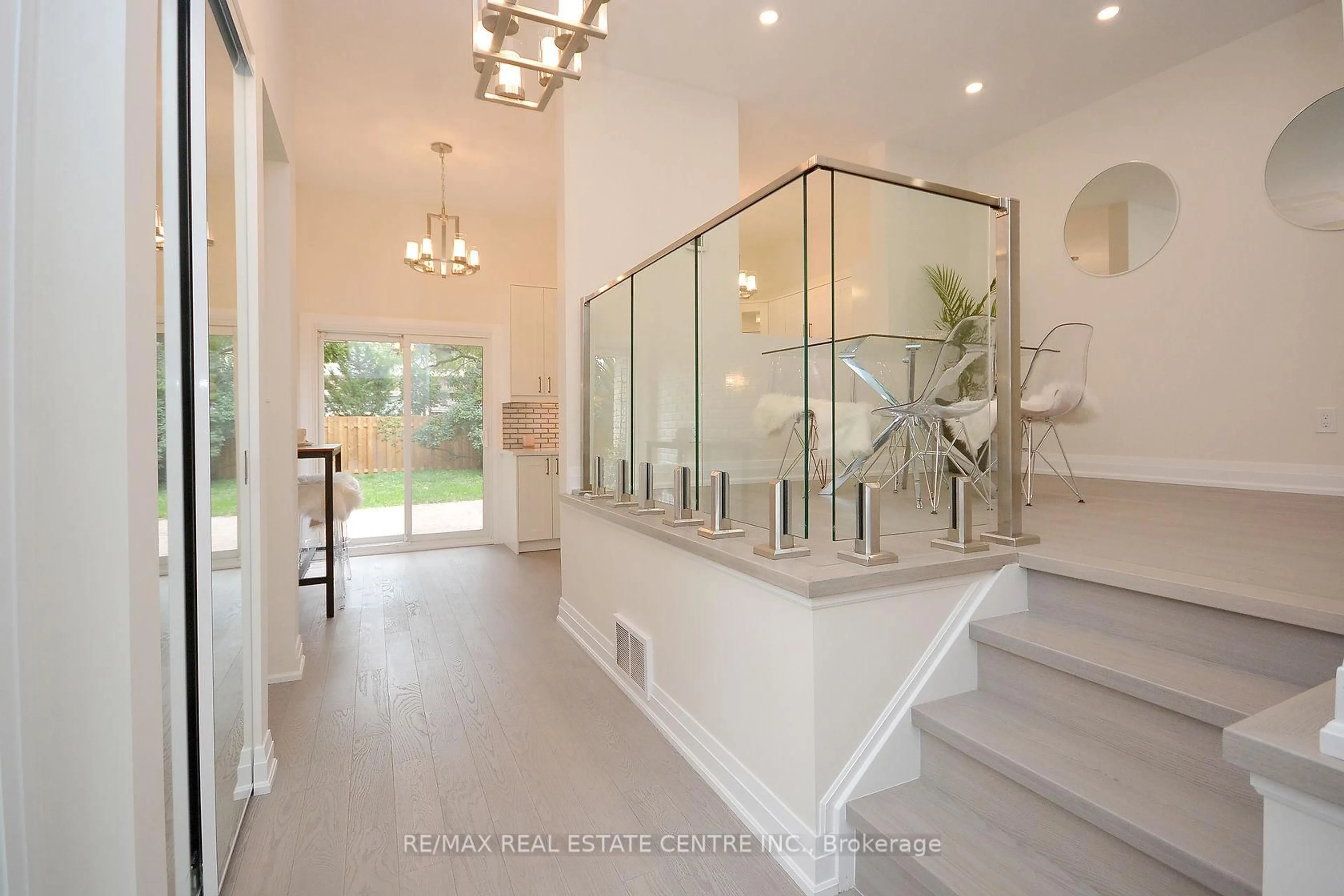 Indoor foyer for 2912 Arvida Circ, Mississauga Ontario L5N 1R5