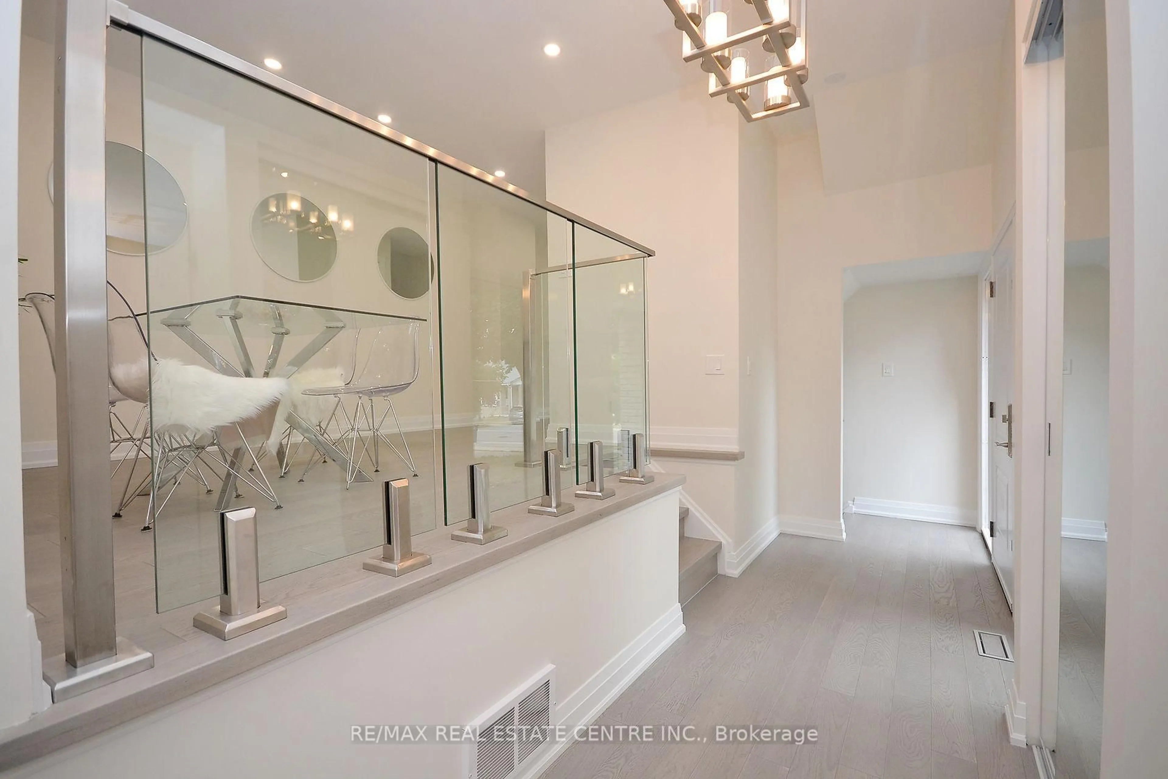 Contemporary bathroom, ceramic/tile floor for 2912 Arvida Circ, Mississauga Ontario L5N 1R5