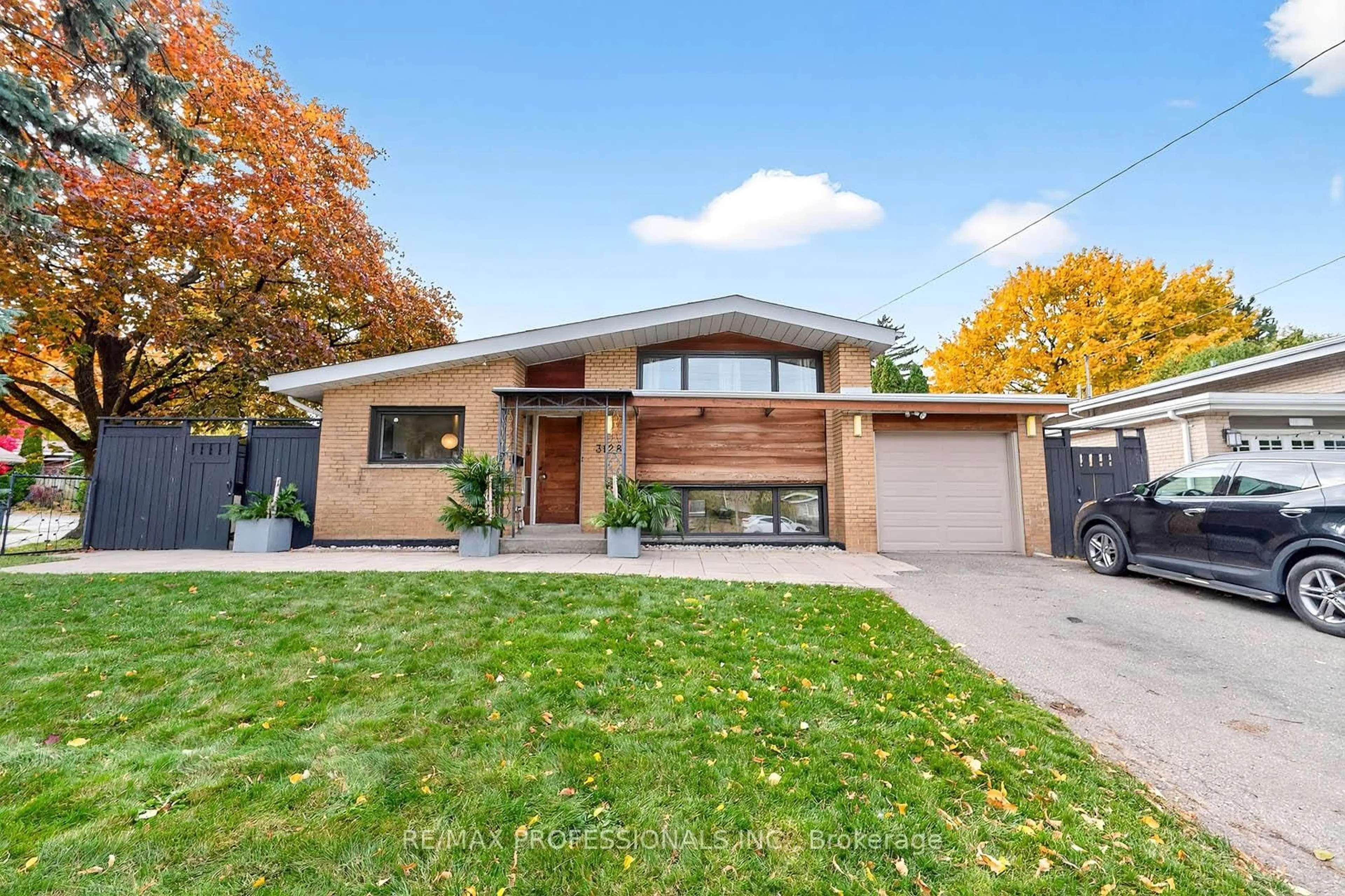 Home with brick exterior material, street for 3128 Constitution Blvd, Mississauga Ontario L4Y 2Z3