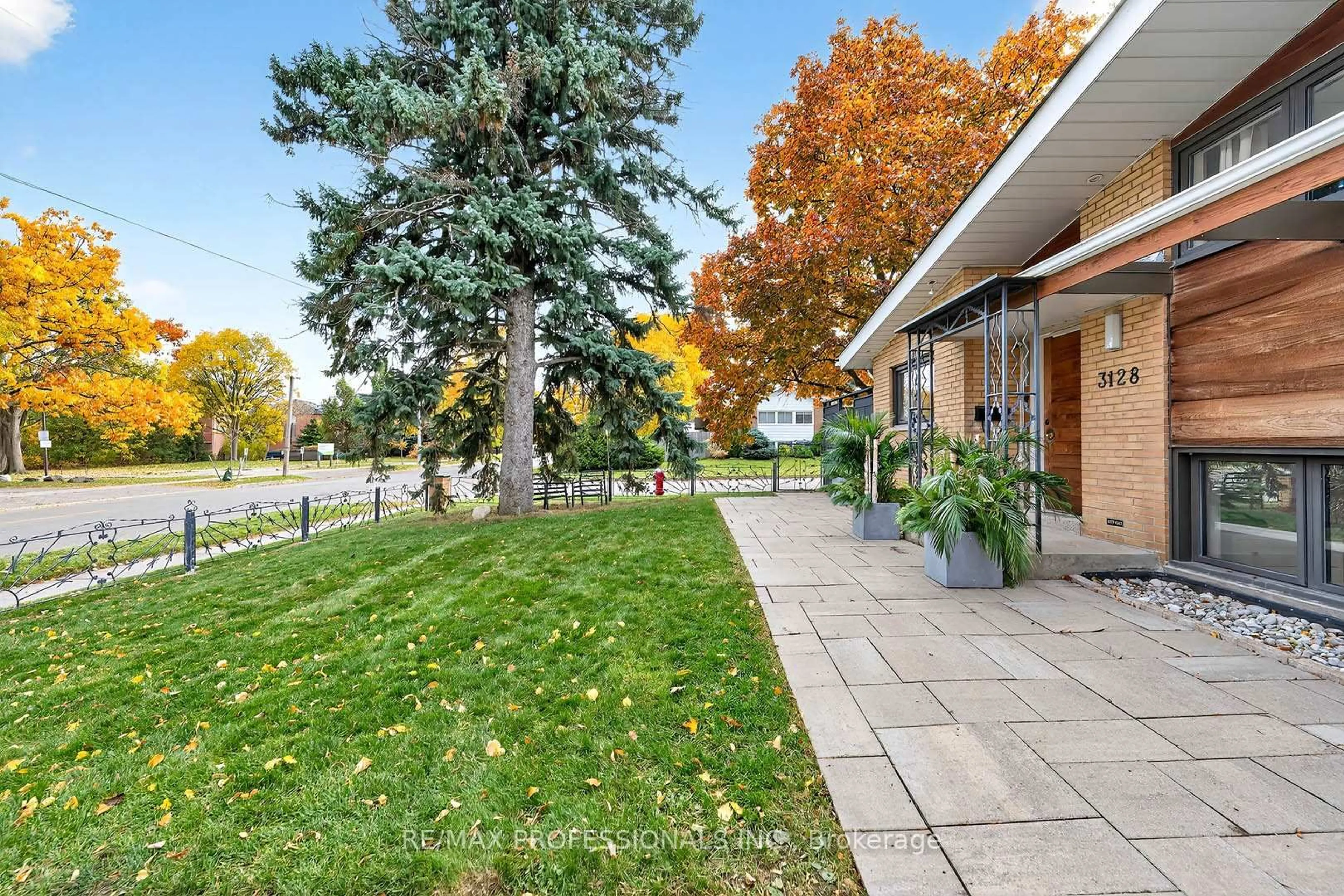 Patio, street for 3128 Constitution Blvd, Mississauga Ontario L4Y 2Z3