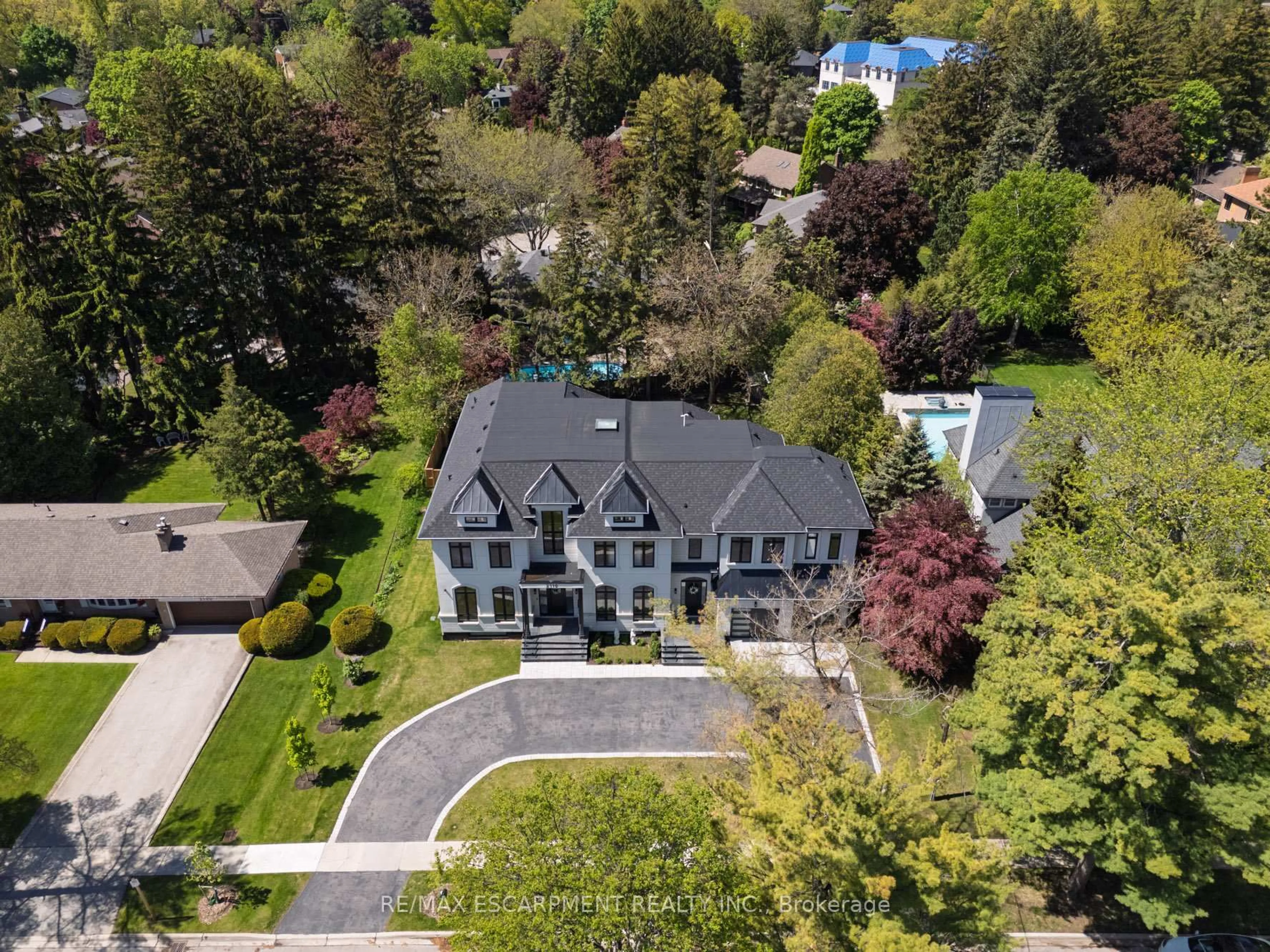 A pic from outside/outdoor area/front of a property/back of a property/a pic from drone, street for 2110 Stonehouse Cres, Mississauga Ontario L5H 3J1