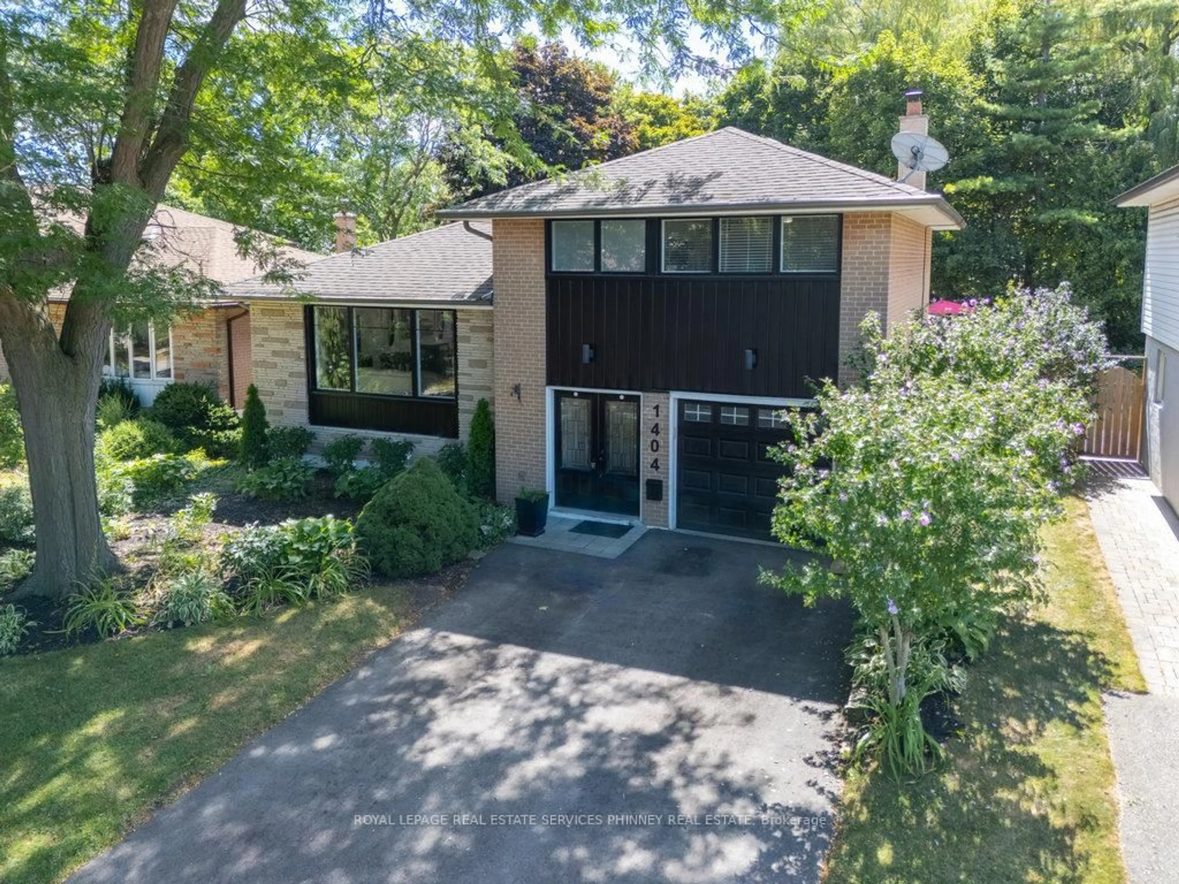 A pic from outside/outdoor area/front of a property/back of a property/a pic from drone, street for 1404 Lewisham Dr, Mississauga Ontario L5J 3R3