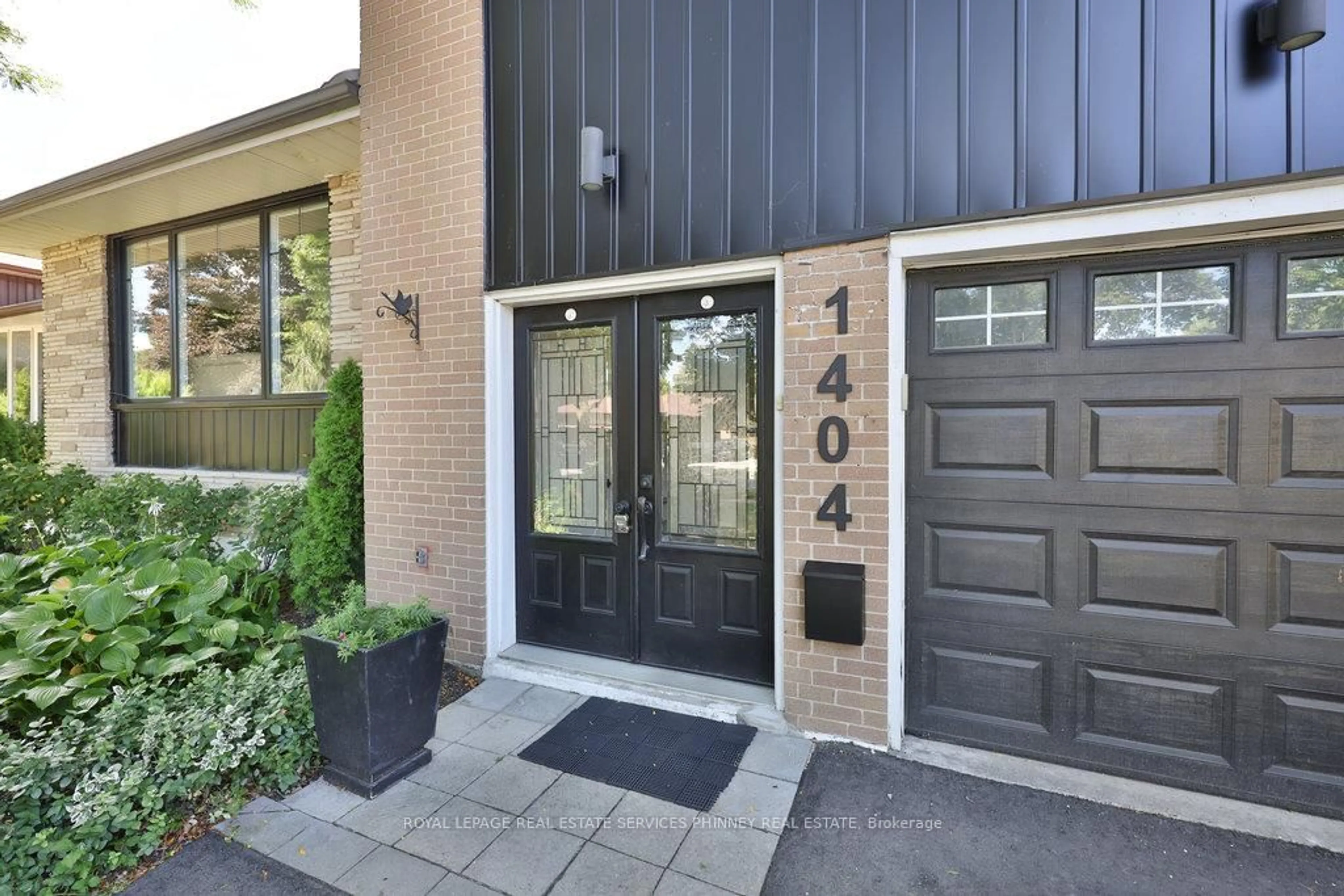 Indoor entryway for 1404 Lewisham Dr, Mississauga Ontario L5J 3R3