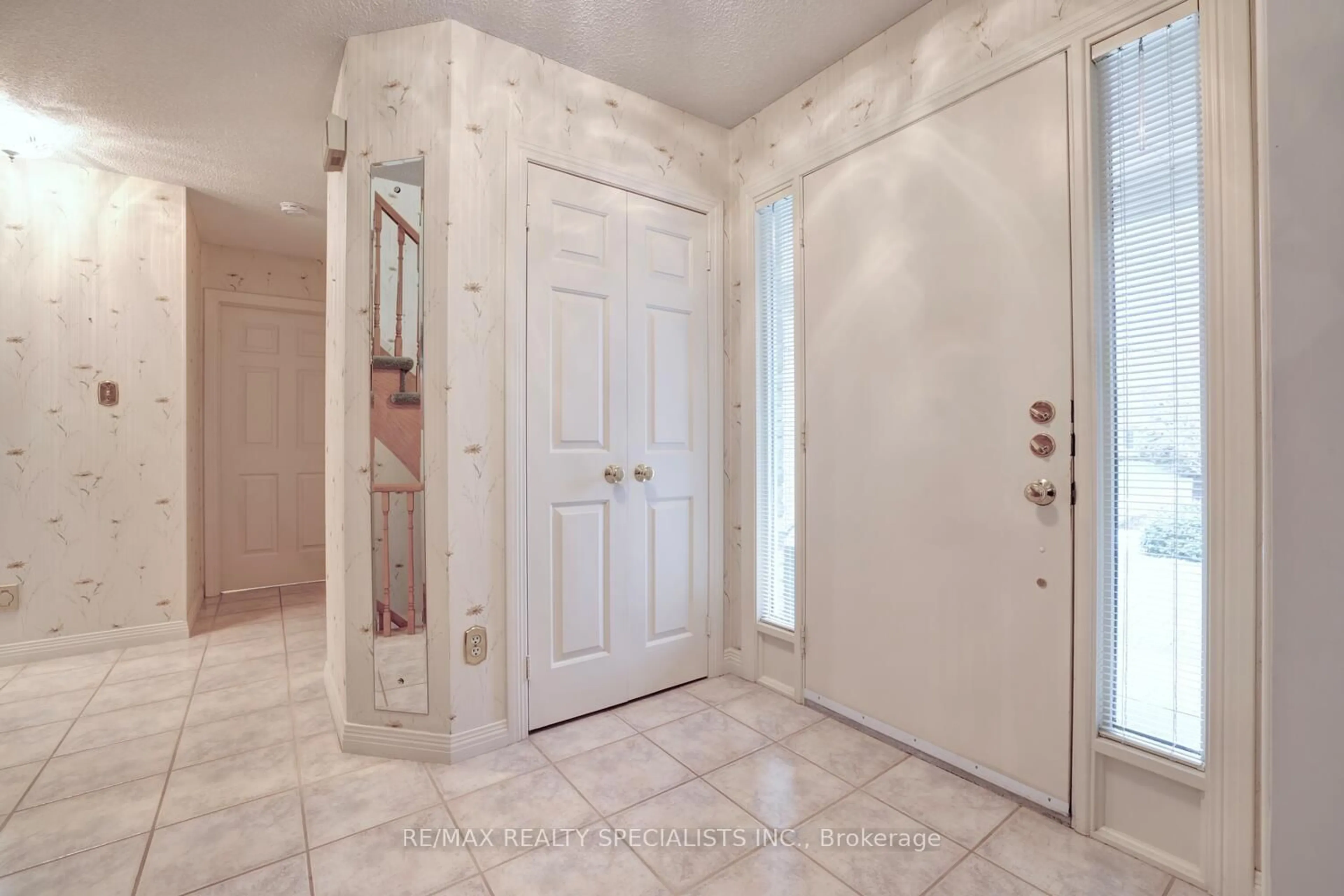 Indoor entryway for 2548 King Richard's Pl, Mississauga Ontario L5K 2H2