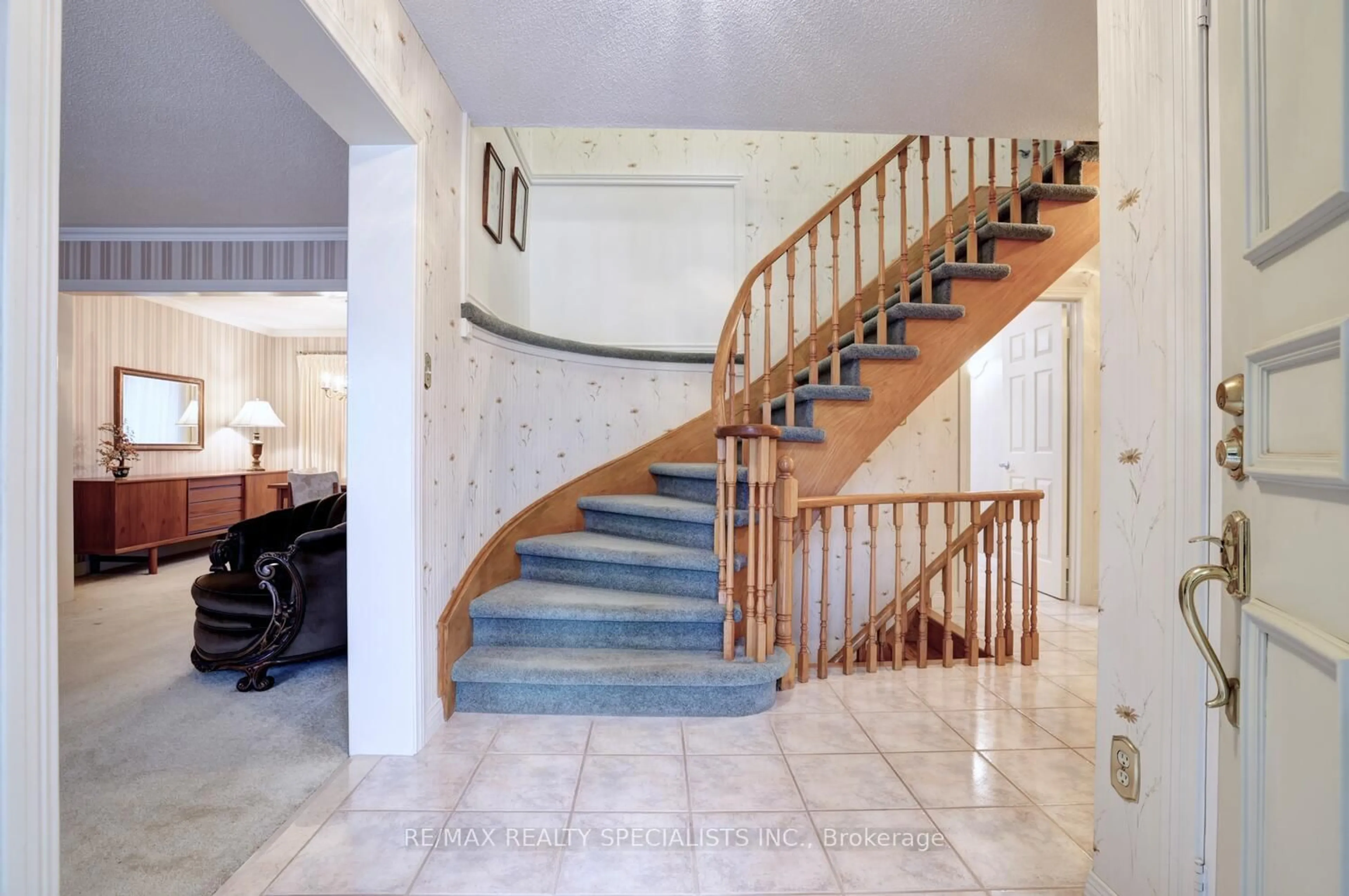 Indoor foyer for 2548 King Richard's Pl, Mississauga Ontario L5K 2H2