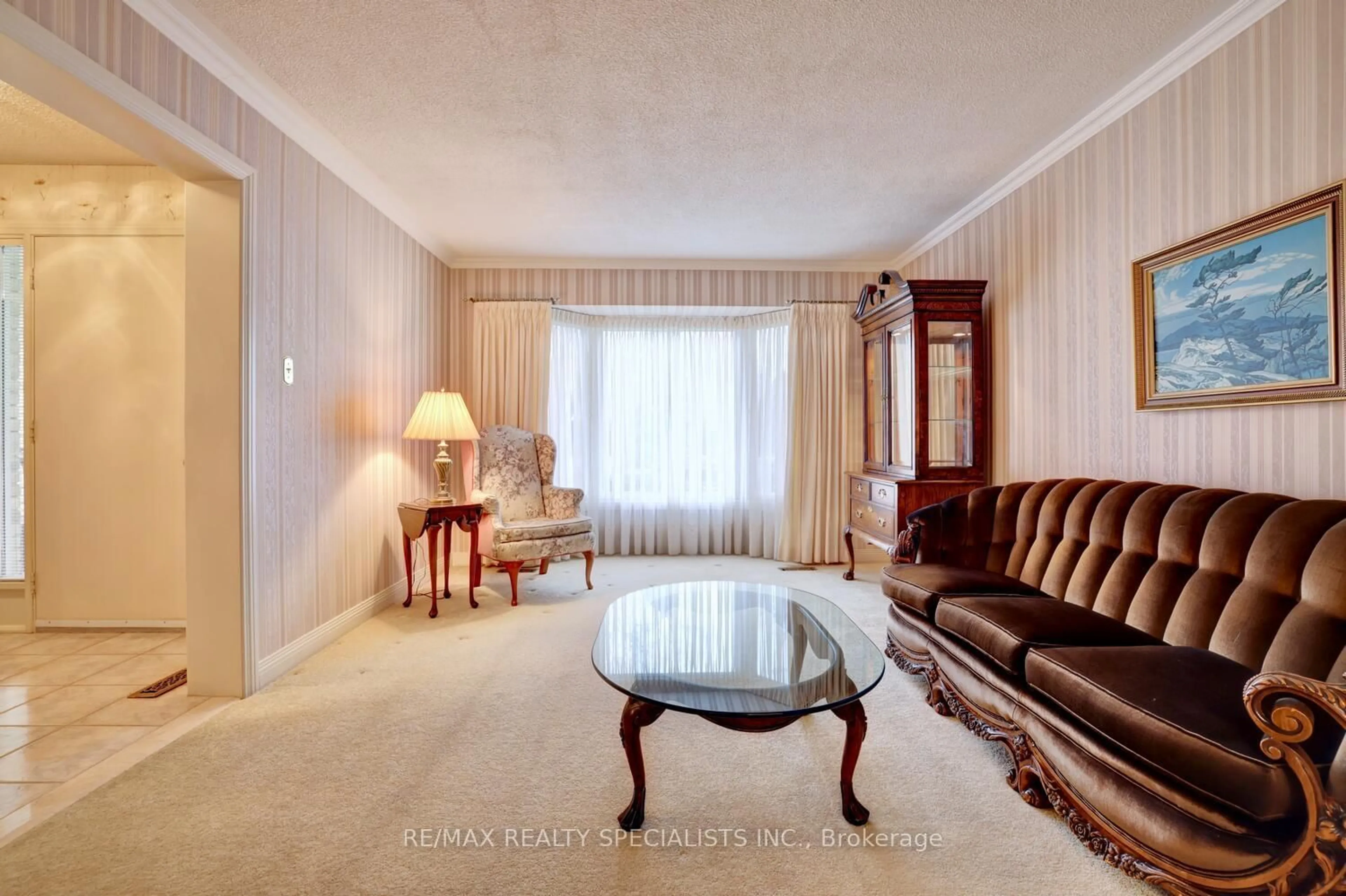 Living room with furniture, carpet floor for 2548 King Richard's Pl, Mississauga Ontario L5K 2H2