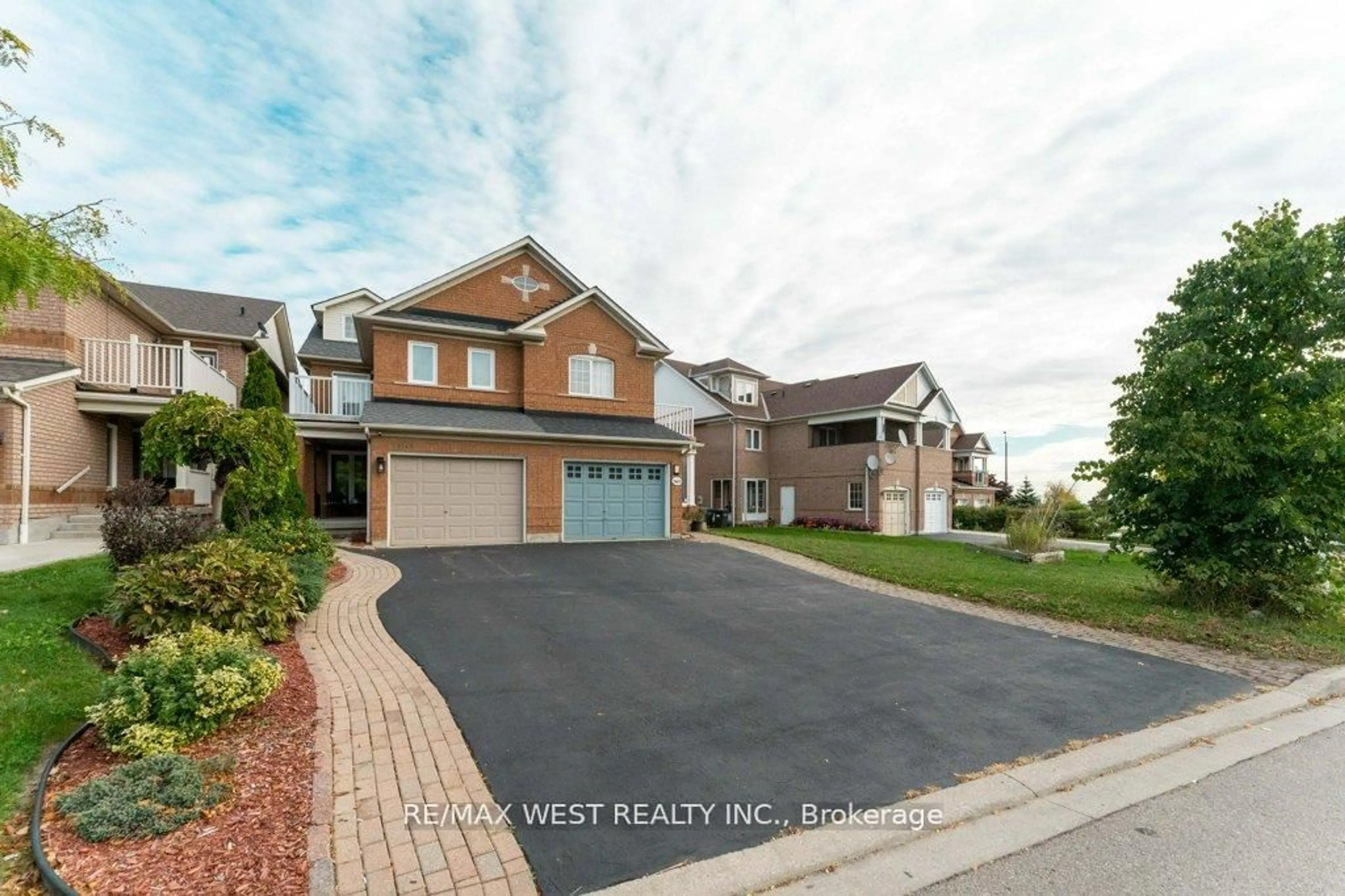Home with vinyl exterior material, street for 3143 Clayhill Rd, Mississauga Ontario L5B 4J3