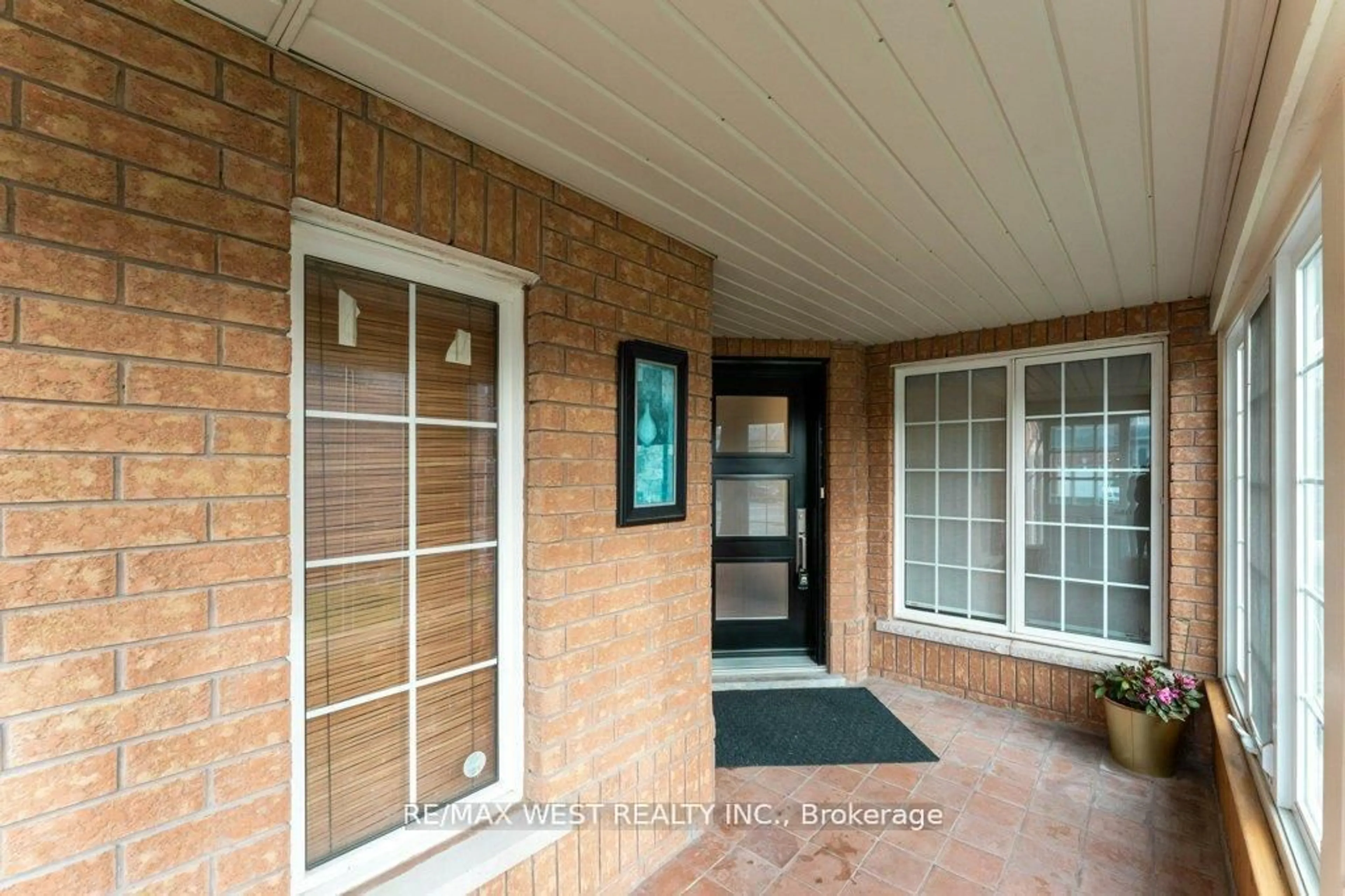 Indoor entryway for 3143 Clayhill Rd, Mississauga Ontario L5B 4J3