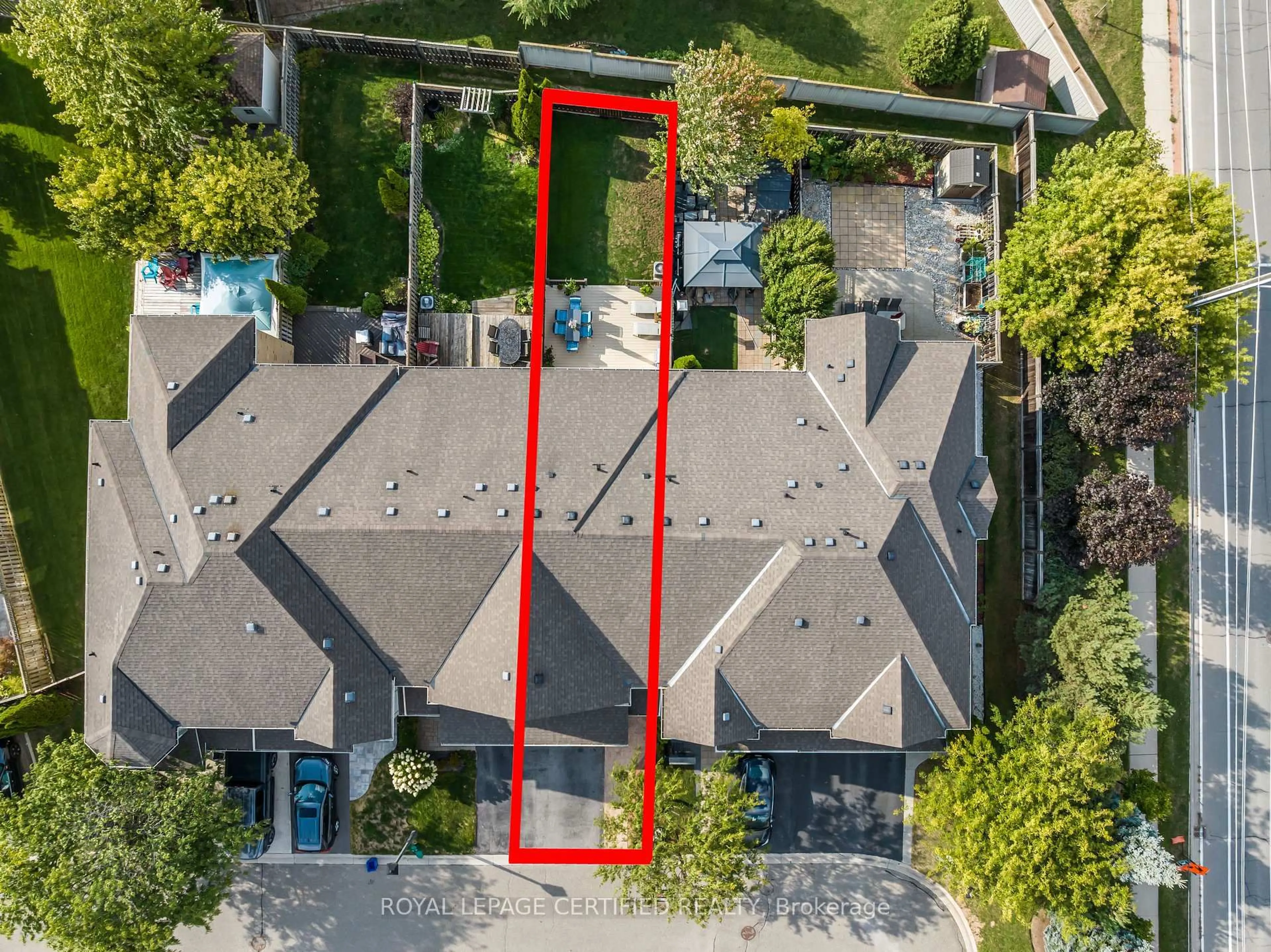 A pic from outside/outdoor area/front of a property/back of a property/a pic from drone, street for 2511 Boros Rd #3, Burlington Ontario L7M 5B2