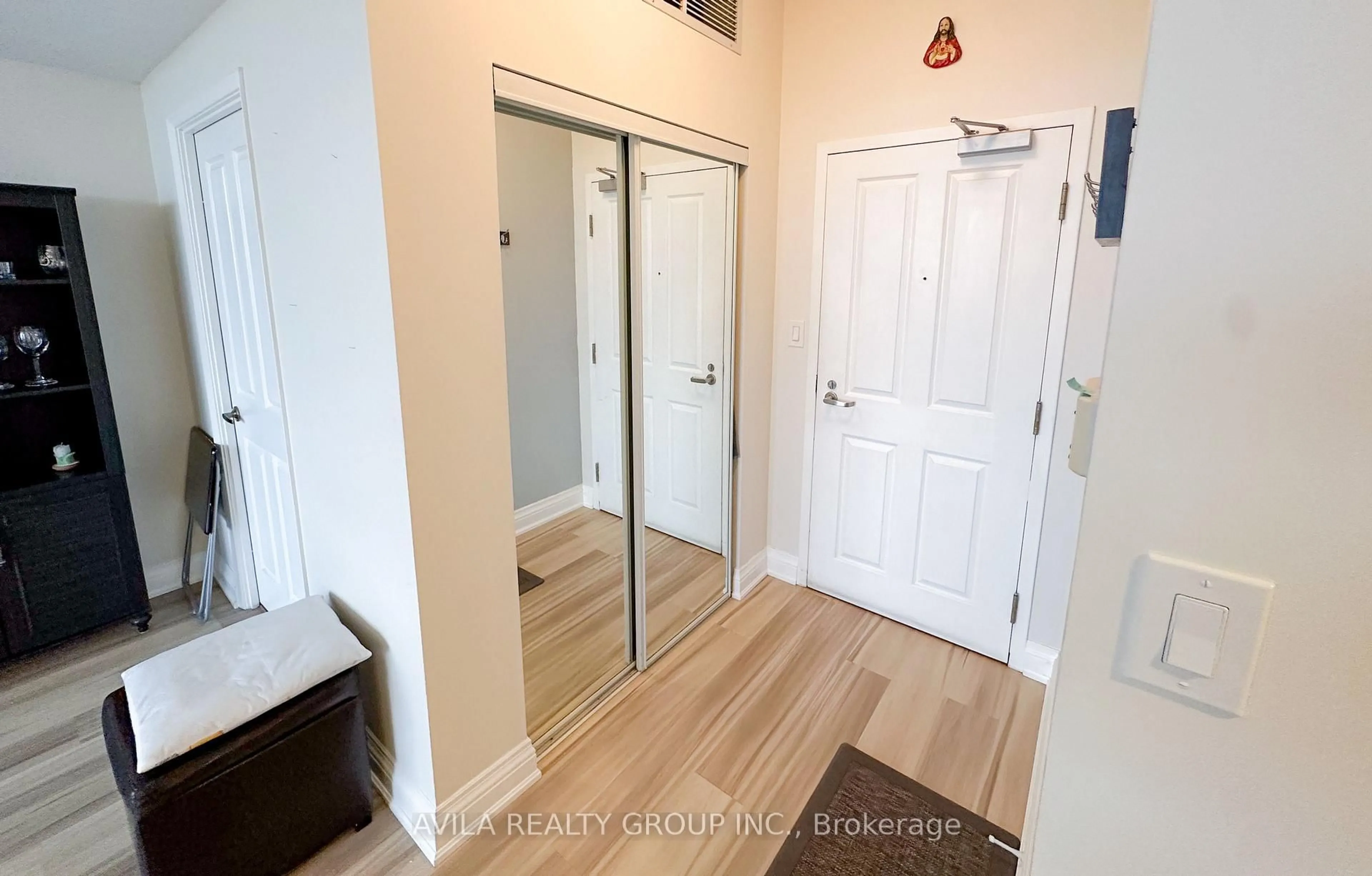 Indoor entryway for 2199 Sixth Line #409, Oakville Ontario L6H 5V3