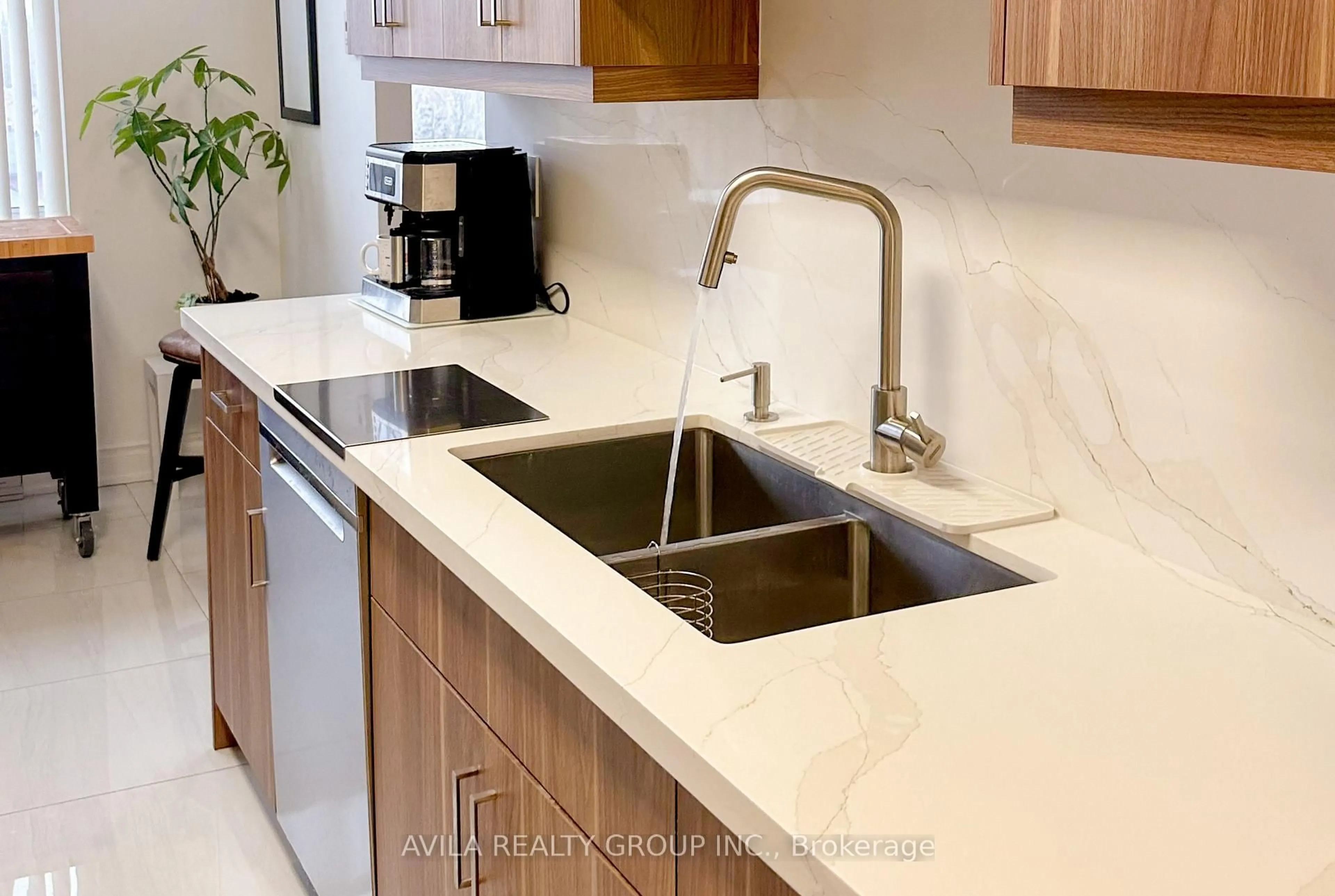 Contemporary kitchen, ceramic/tile floor for 2199 Sixth Line #409, Oakville Ontario L6H 5V3