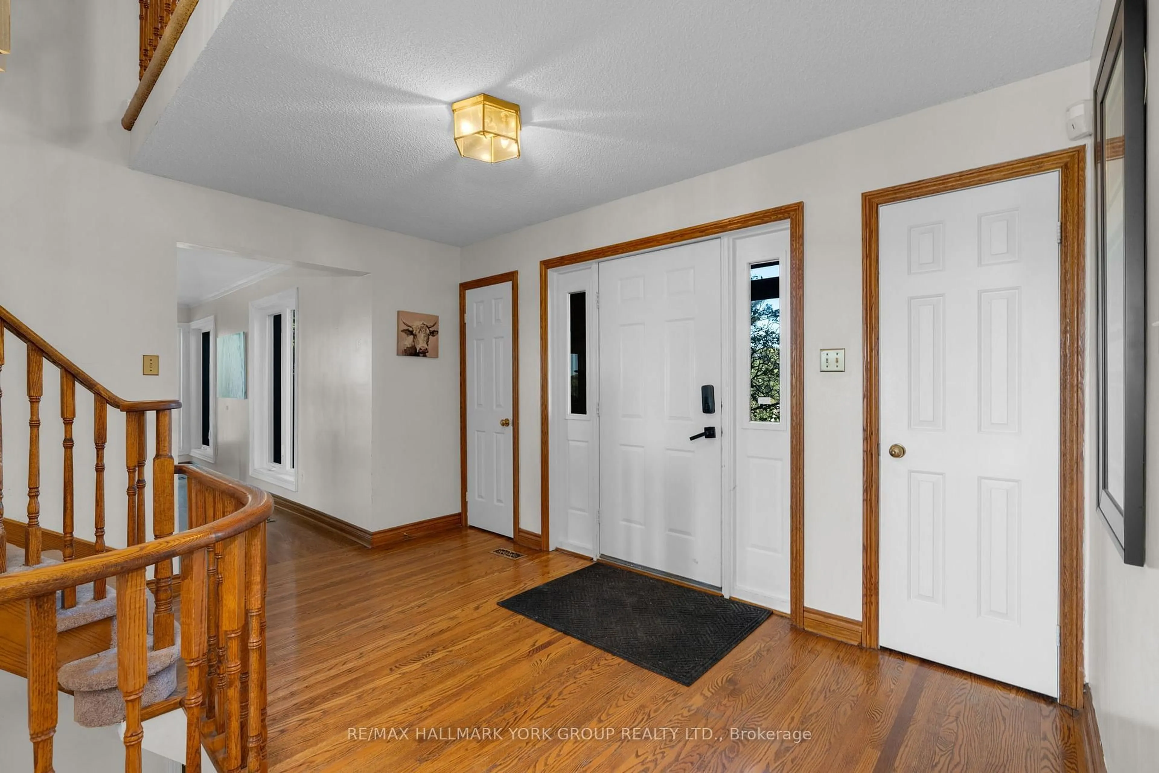 Indoor entryway for 33 Matson Dr, Caledon Ontario L7E 0A9