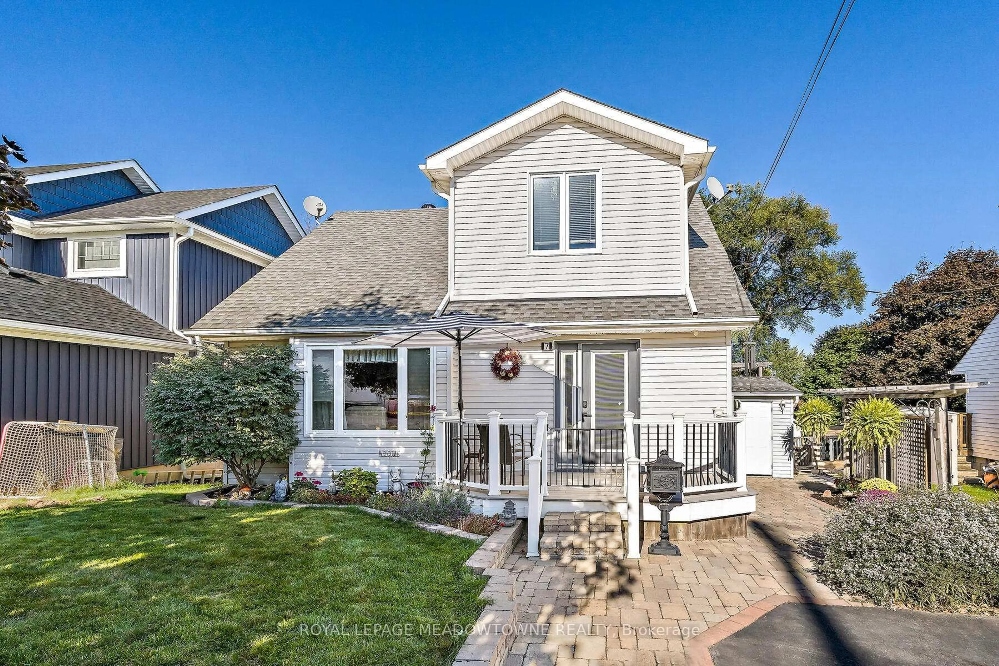 Home with vinyl exterior material, street for 7 Temple Rd, Halton Hills Ontario L7G 3J6