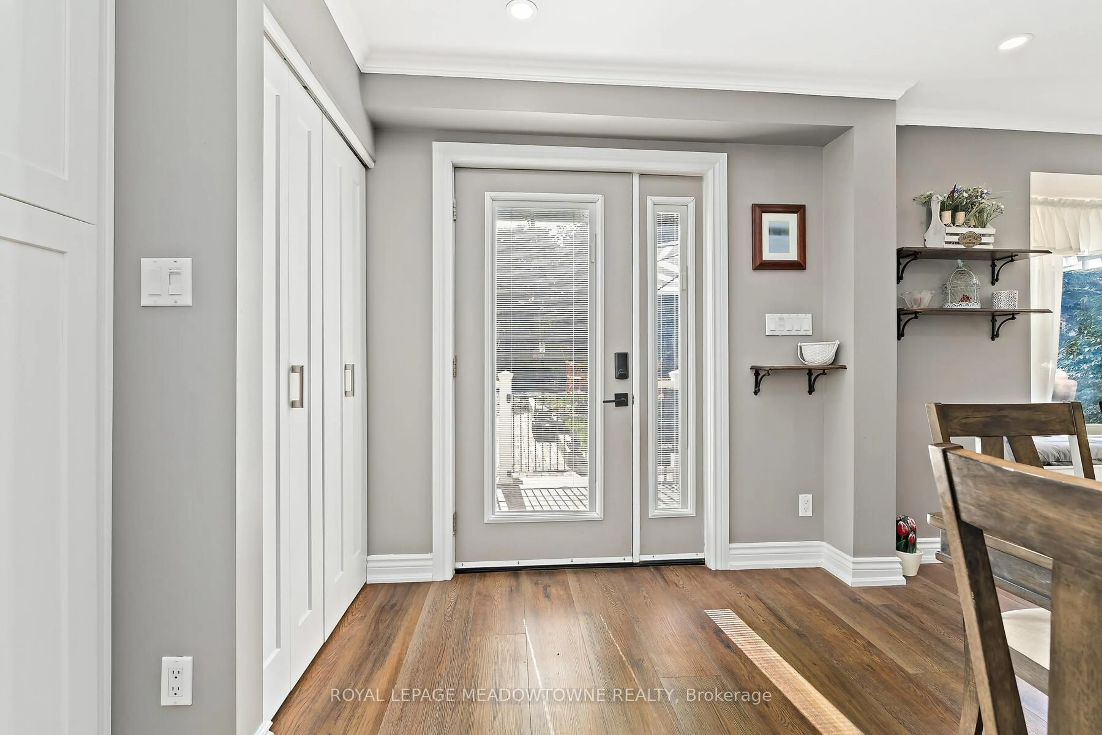 Indoor entryway for 7 Temple Rd, Halton Hills Ontario L7G 3J6