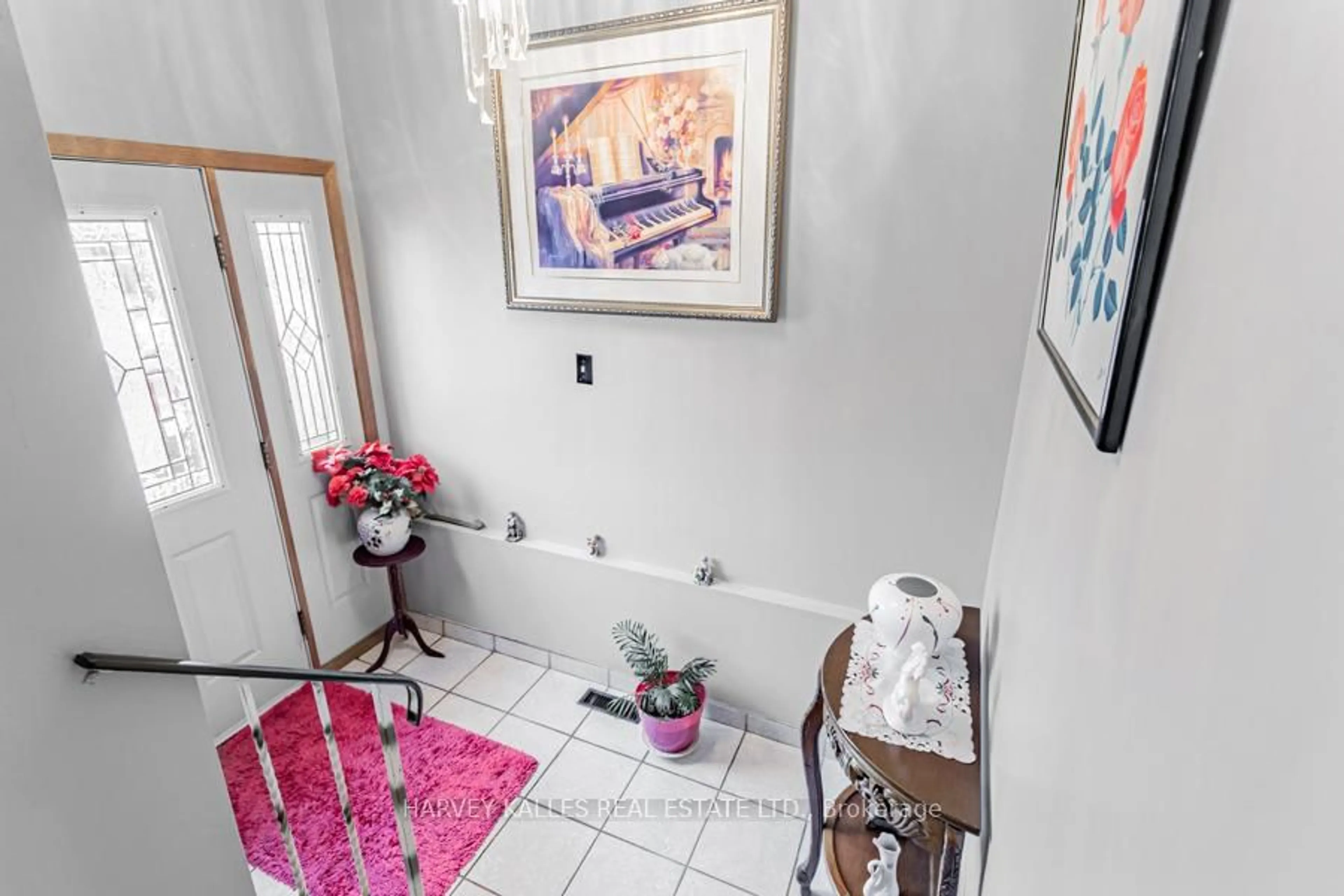 Indoor foyer for 33 Tolton Dr, Brampton Ontario L6V 2P9