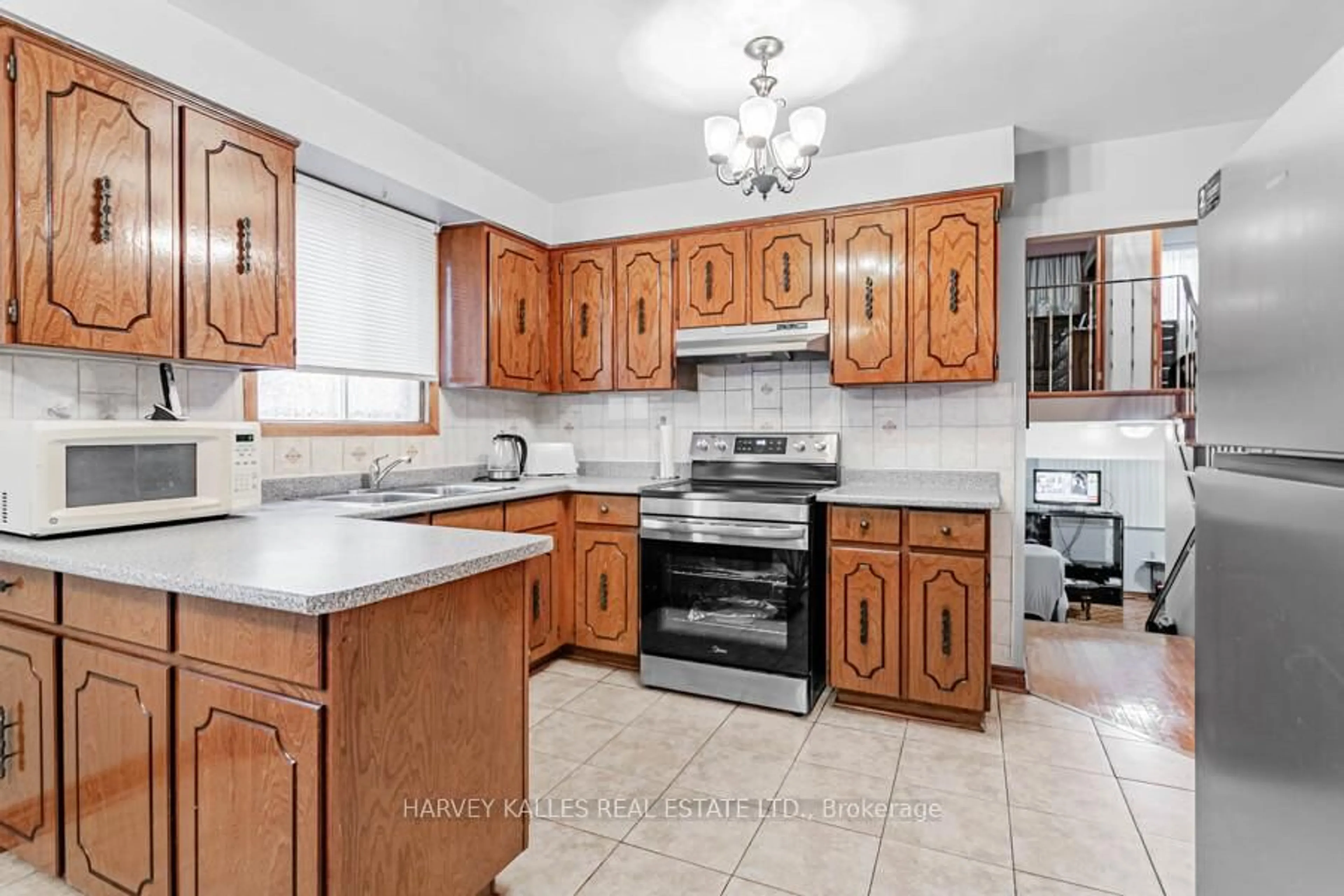 Standard kitchen, ceramic/tile floor for 33 Tolton Dr, Brampton Ontario L6V 2P9